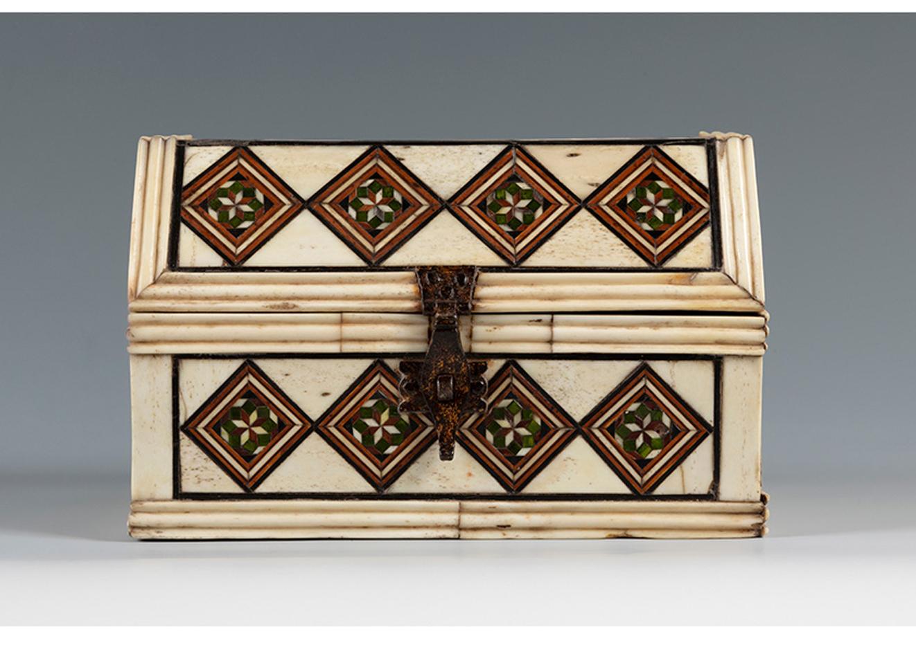 Italian Wooden Boxwood Chest with Boxwood Inlay 2