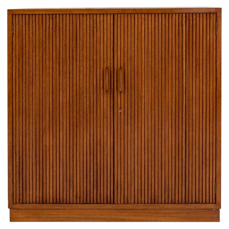 Italienischer Holzschrank mit vertikalen Lattentüren, 1950er Jahre im Angebot
