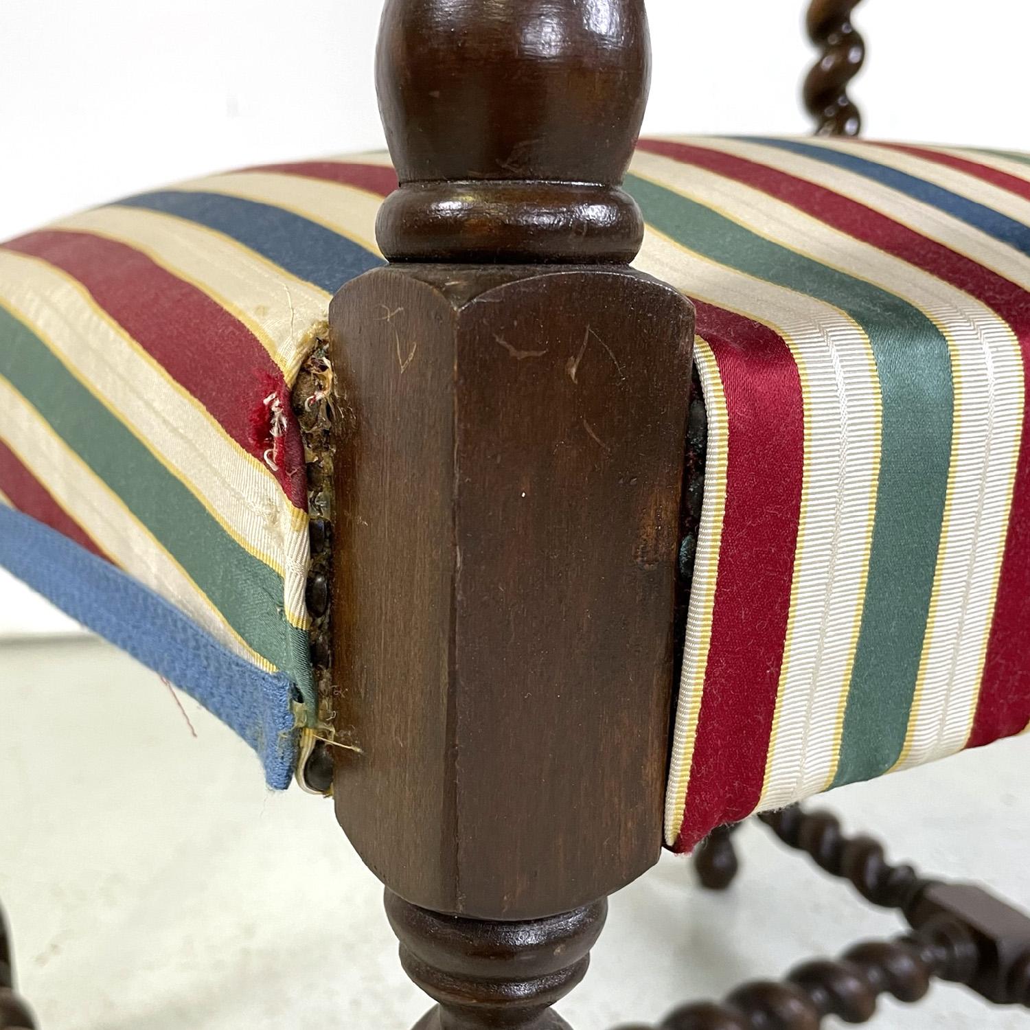 Italienischer Holzstuhl mit Armlehnen und buntem gestreiftem Stoff, frühe 1900er Jahre im Angebot 4
