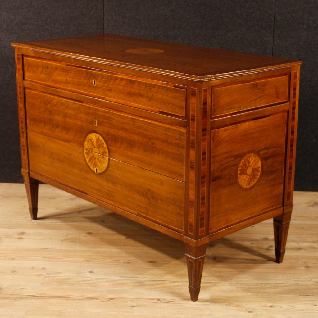 Italian chest of drawers in Louis XVI style. Furniture from the first half of the 20th century, of great quality and elegance in walnut, mahogany, rosewood, maple and fruitwood. Dresser with three drawers and top in character of good capacity and