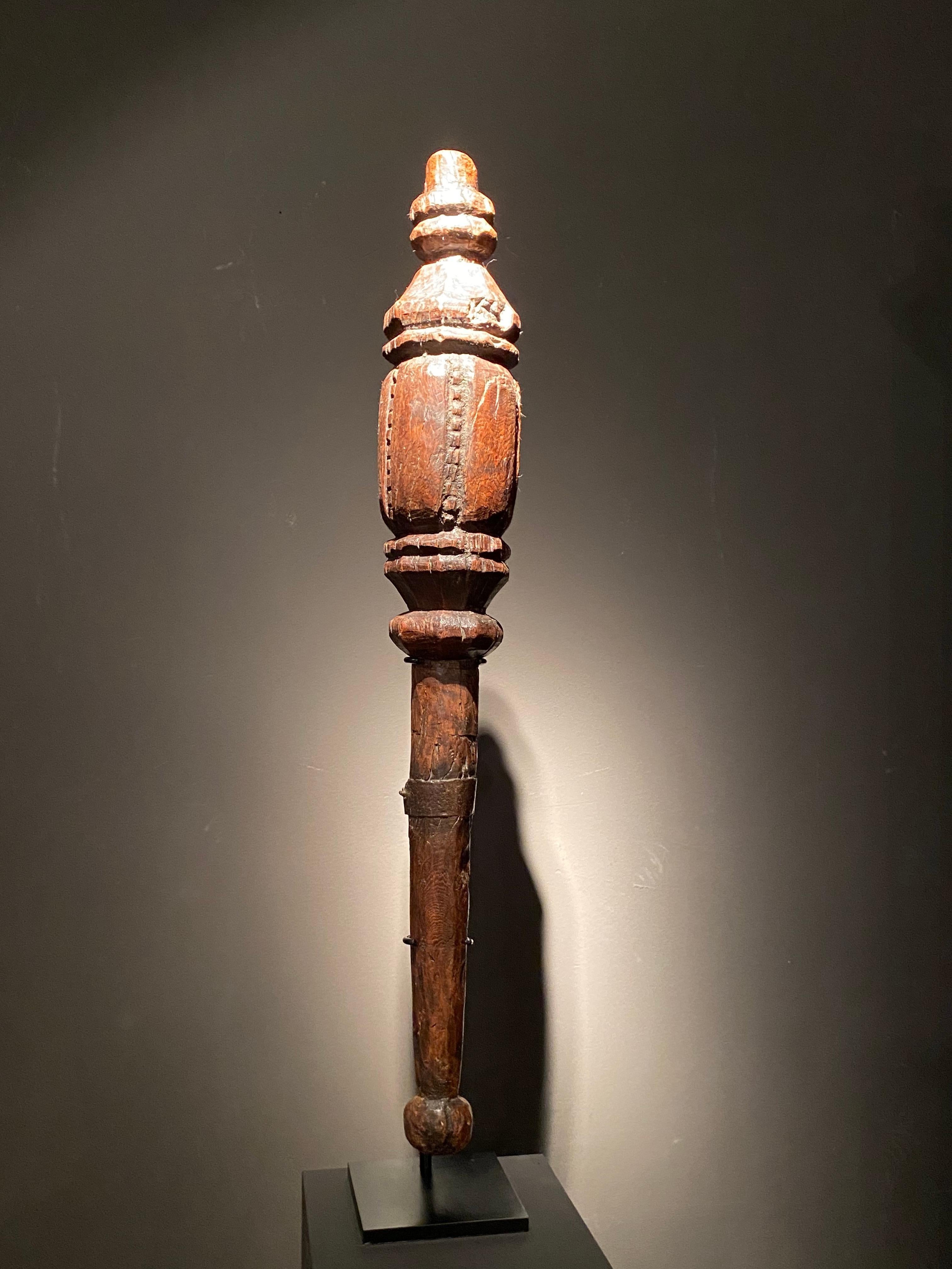 Antique Italian Wooden Club from the Vatican, 18 th Century In Good Condition For Sale In Schellebelle, BE