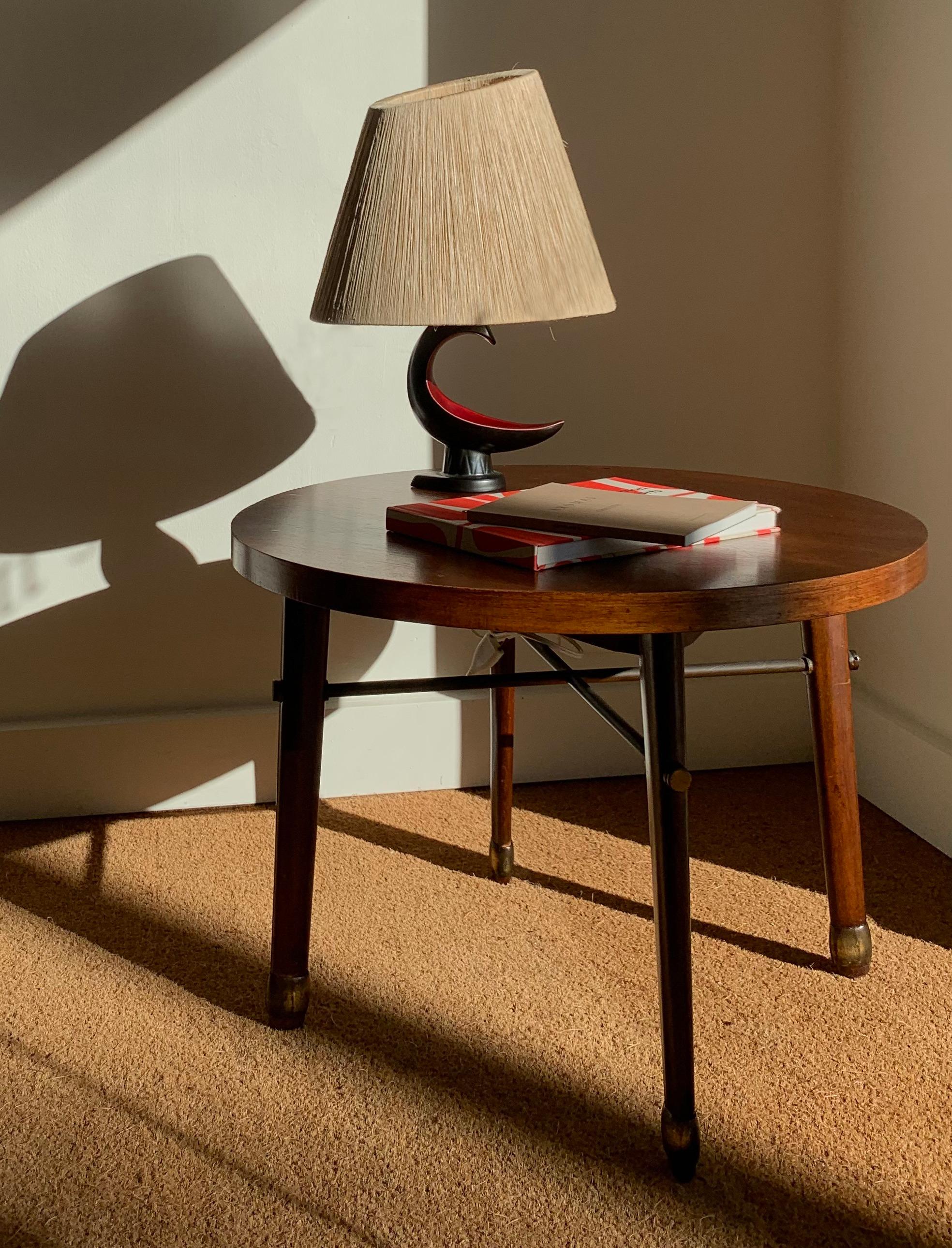 Table basse ronde
Italie, années 1940.
Bois de teck massif et placage avec croix et embouts en laiton.

Mesures :
65,5 cm x 48 h cm

Condit :
Excellent état, pas de marques ni de rayures sur le bois, et 
détails en laiton avec une très belle patine.