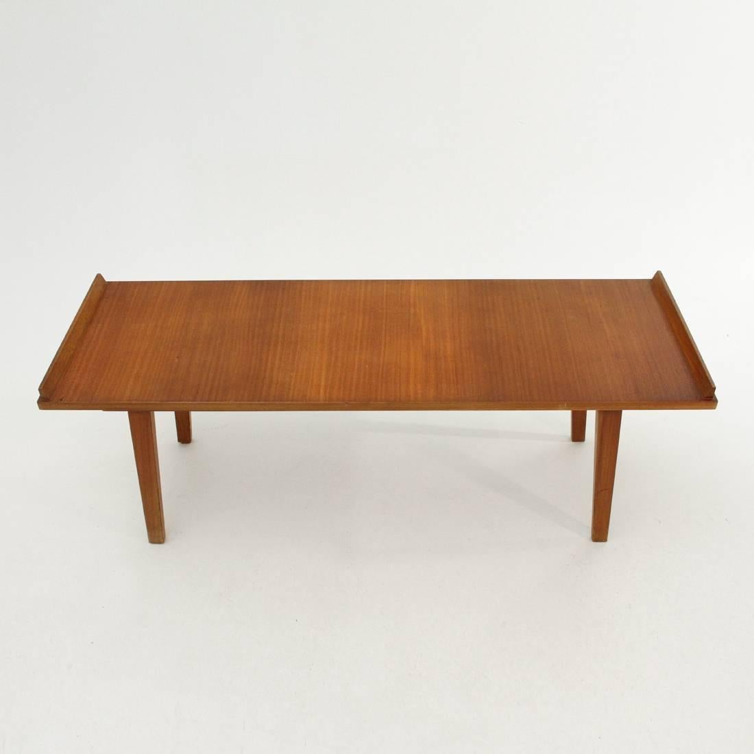 Italian production table from the 1950s.
Top and legs in veneered wood.
Side upper edge.
Good condition, some signs and lack of veneer due to normal use over time.

Dimensions: width 121 cm x depth 40.5 cm x height 42 cm.
 