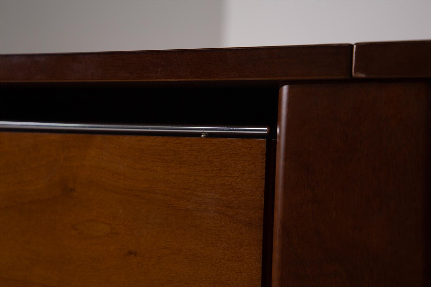 Mid-Century moderno Italian wooden crafted sideboard in vendita