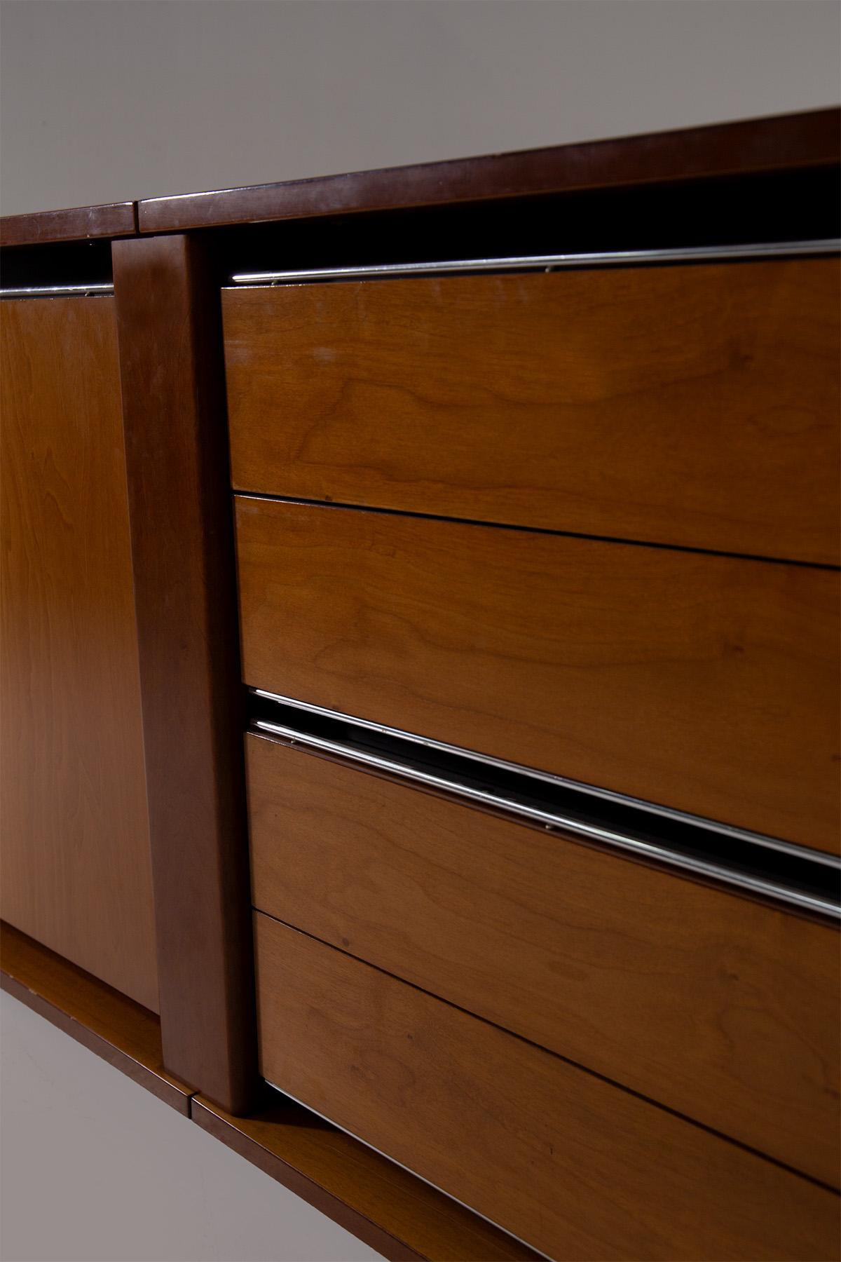 Italian wooden crafted sideboard In condizioni buone in vendita a Milano, IT