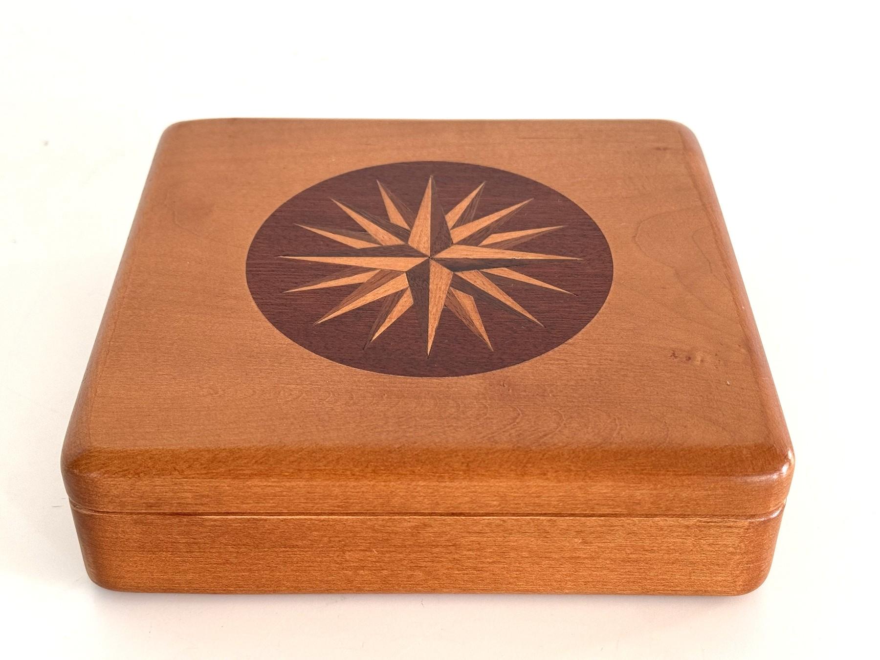 Italian Wooden Decorative Box with Wind Rose, 1970s In Good Condition For Sale In Morazzone, Varese