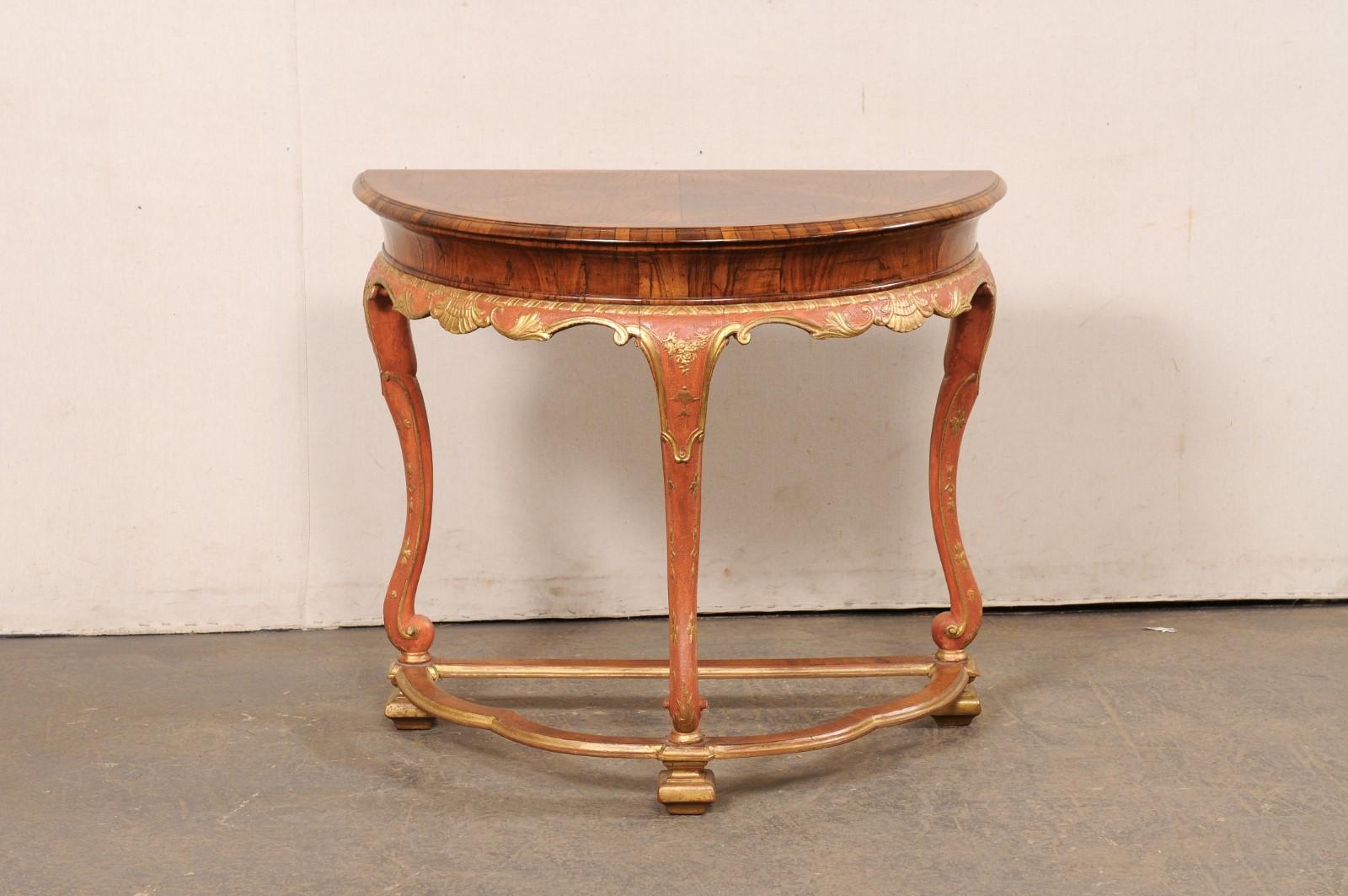 Magnifique table italienne en demi-lune, avec placage assorti et finition peinte/dorée, datant du milieu du 20e siècle. Cette table italienne du milieu du siècle est dotée d'un plateau en forme de demi-lune en placage assorti à des tranches de