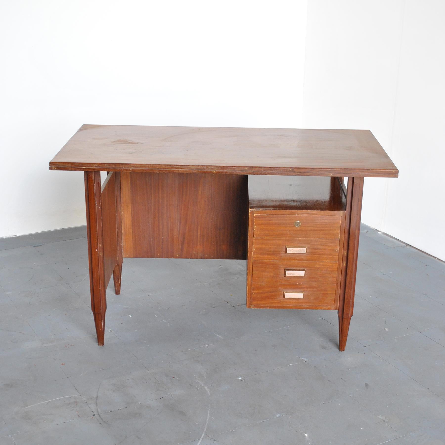 Escritorio italiano de madera de los años 60 mediados del siglo XX en venta