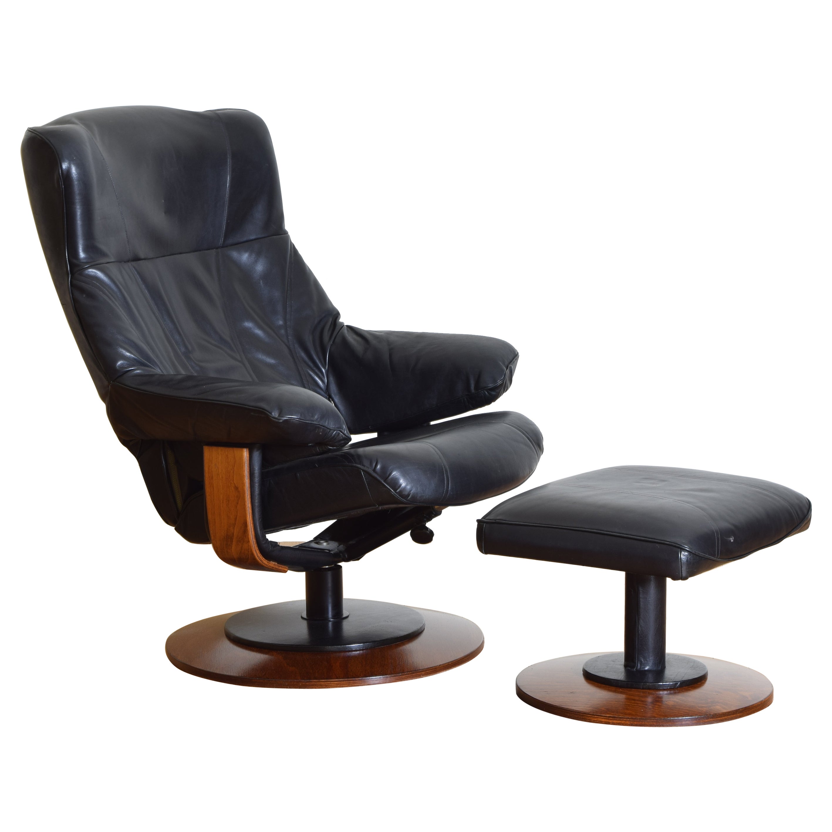 Sillón y otomana reclinables tapizados en madera italiana y cuero negro plano