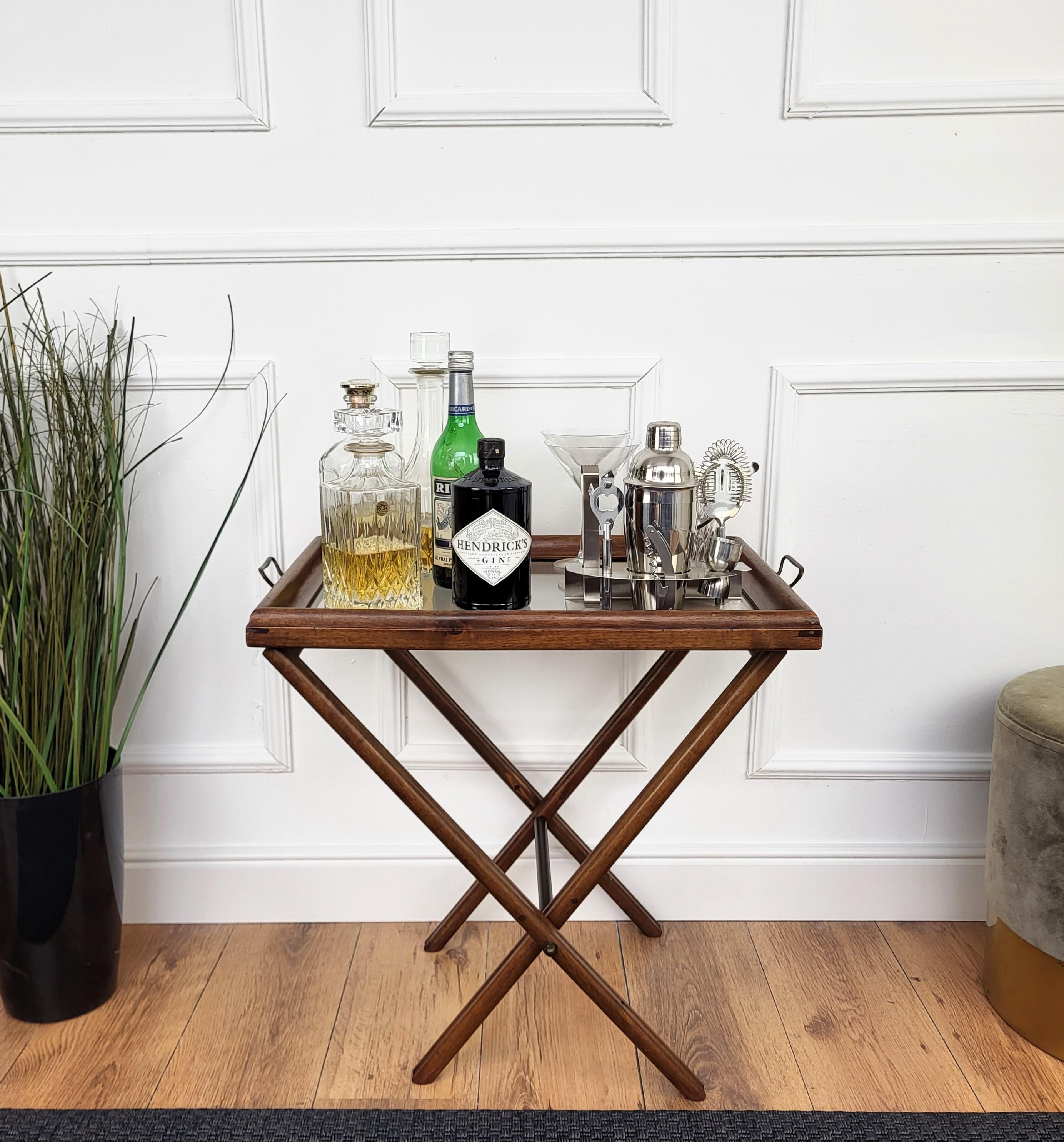 Magnifique plateau de table ou support de maître d'hôtel en bois italien avec base en X sculptée et verre biseauté avec poignées latérales en laiton. Idéal comme support de bar à cocktail ou comme table d'appoint et plateau de service.

