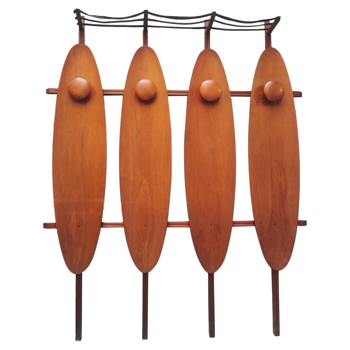 Cet objet est unique en son genre, un cintre mural de la plus haute facture, qui représente l'élégance des objets conçus et produits dans les années 50. L'objet en bon état, n'a pas eu besoin de restauration, cependant l'âge lui a naturellement