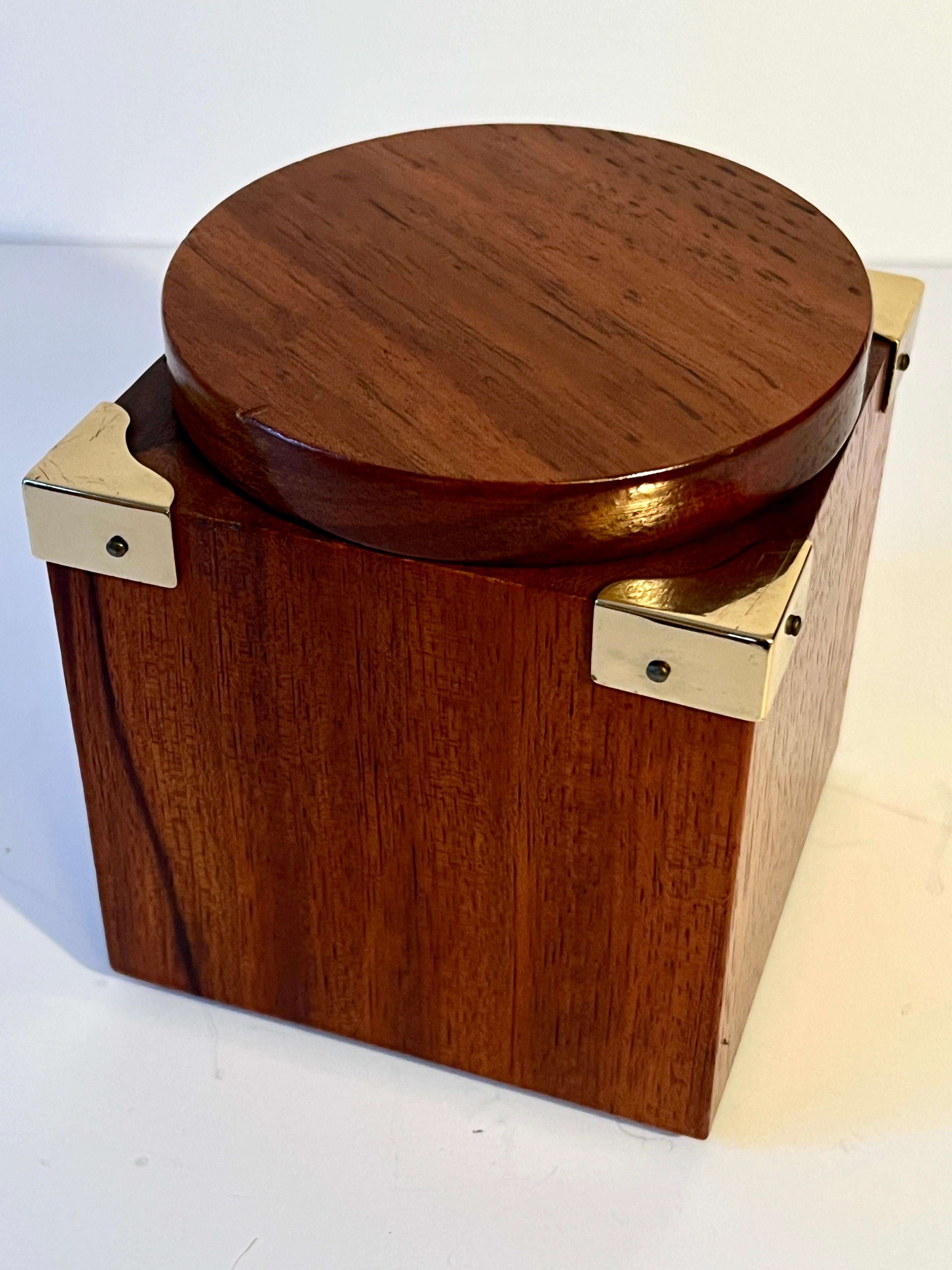 A beautifully designed wooden humidor with brass corners.  The size is perfect for the side table, smoking room, desk or work station.  inside top holds a sponge for creating the amount of moisture for your cigar or cigarette tobacco.   Also ideal
