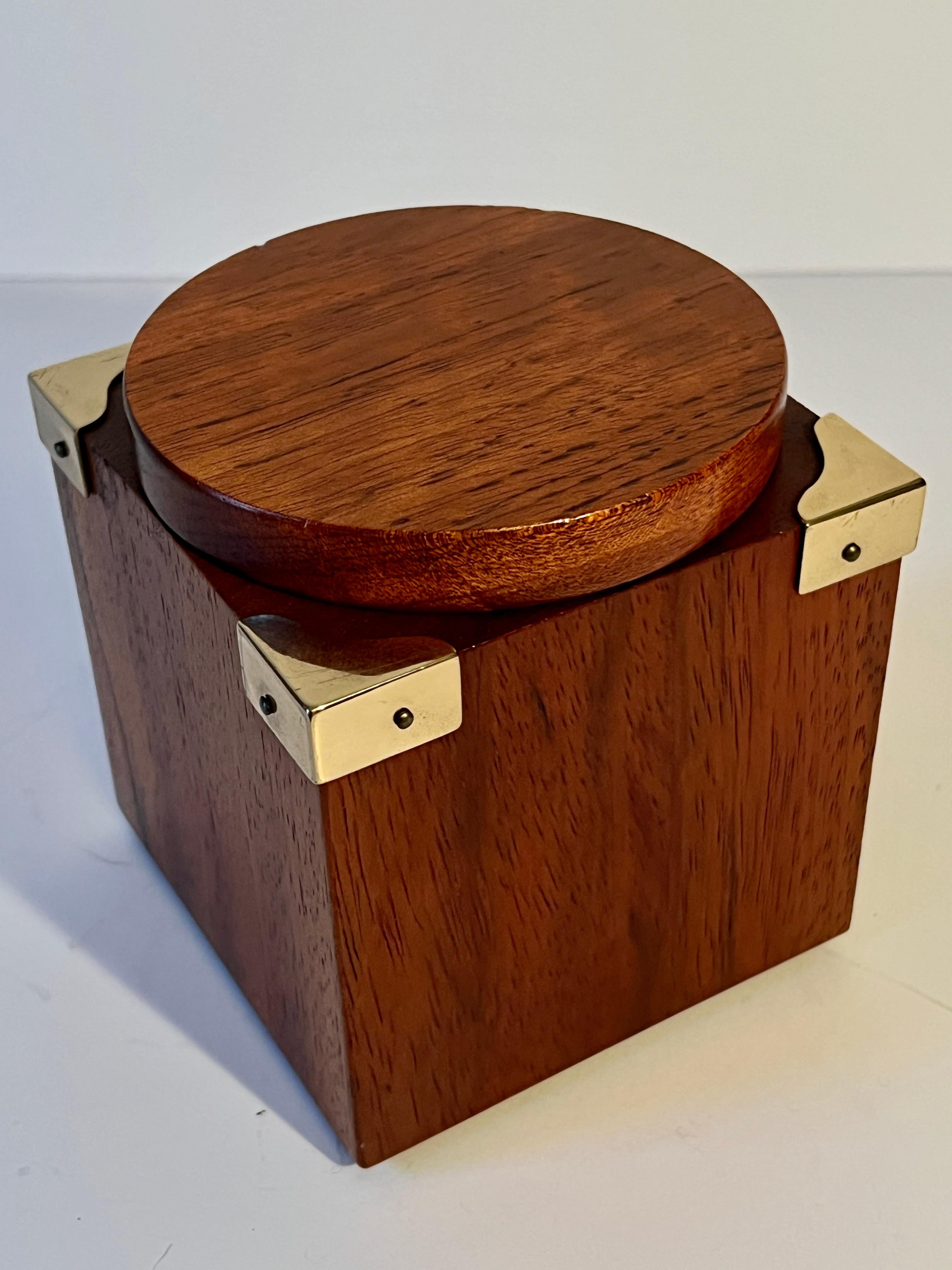 Italian Wooden Humidor with Brass Corner Accents and Moisture control In Good Condition For Sale In Los Angeles, CA