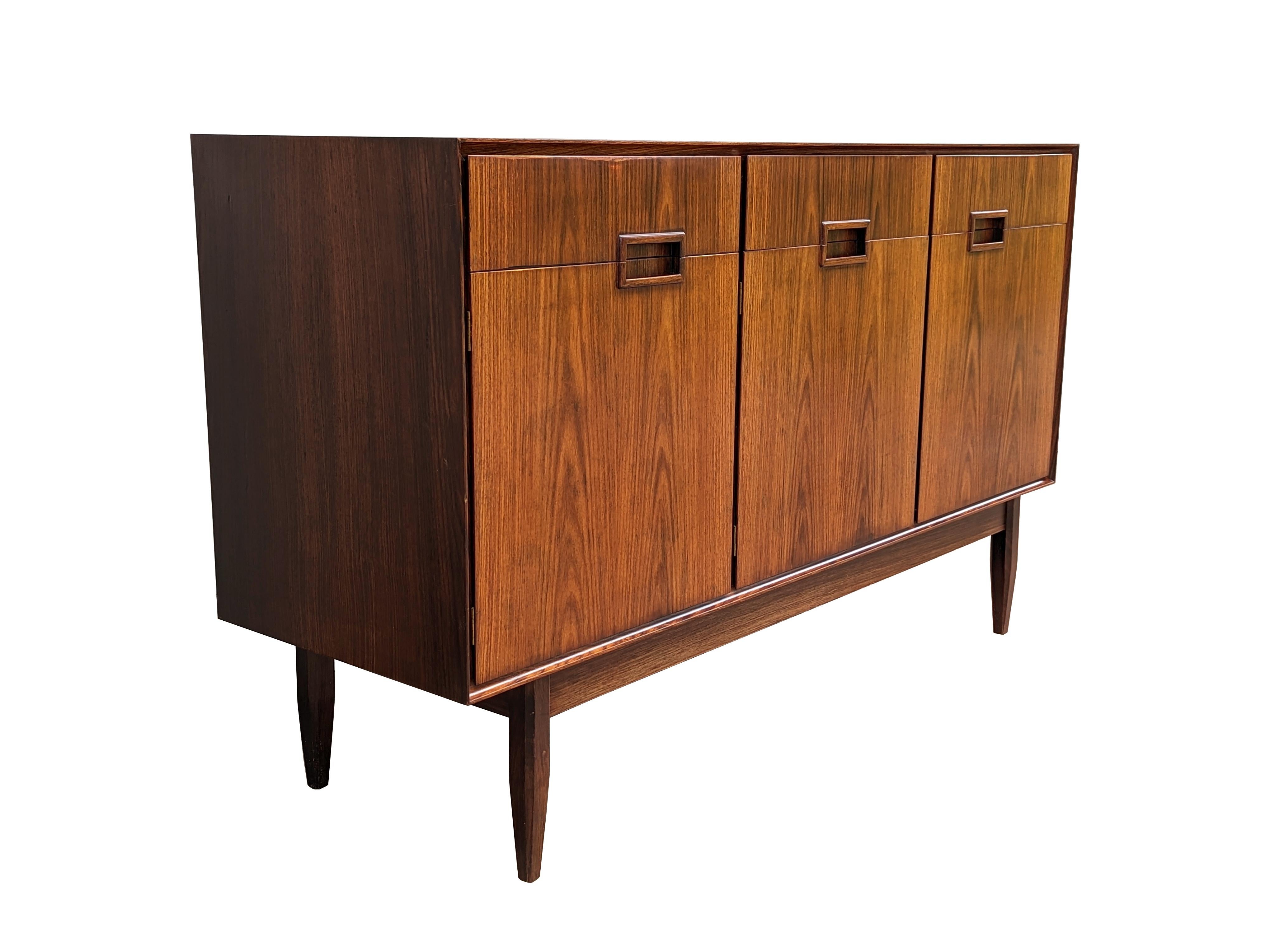 Italian Wooden Mid Century Modern Sideboards in the style of Dassi, set of 2 In Good Condition For Sale In Varese, Lombardia