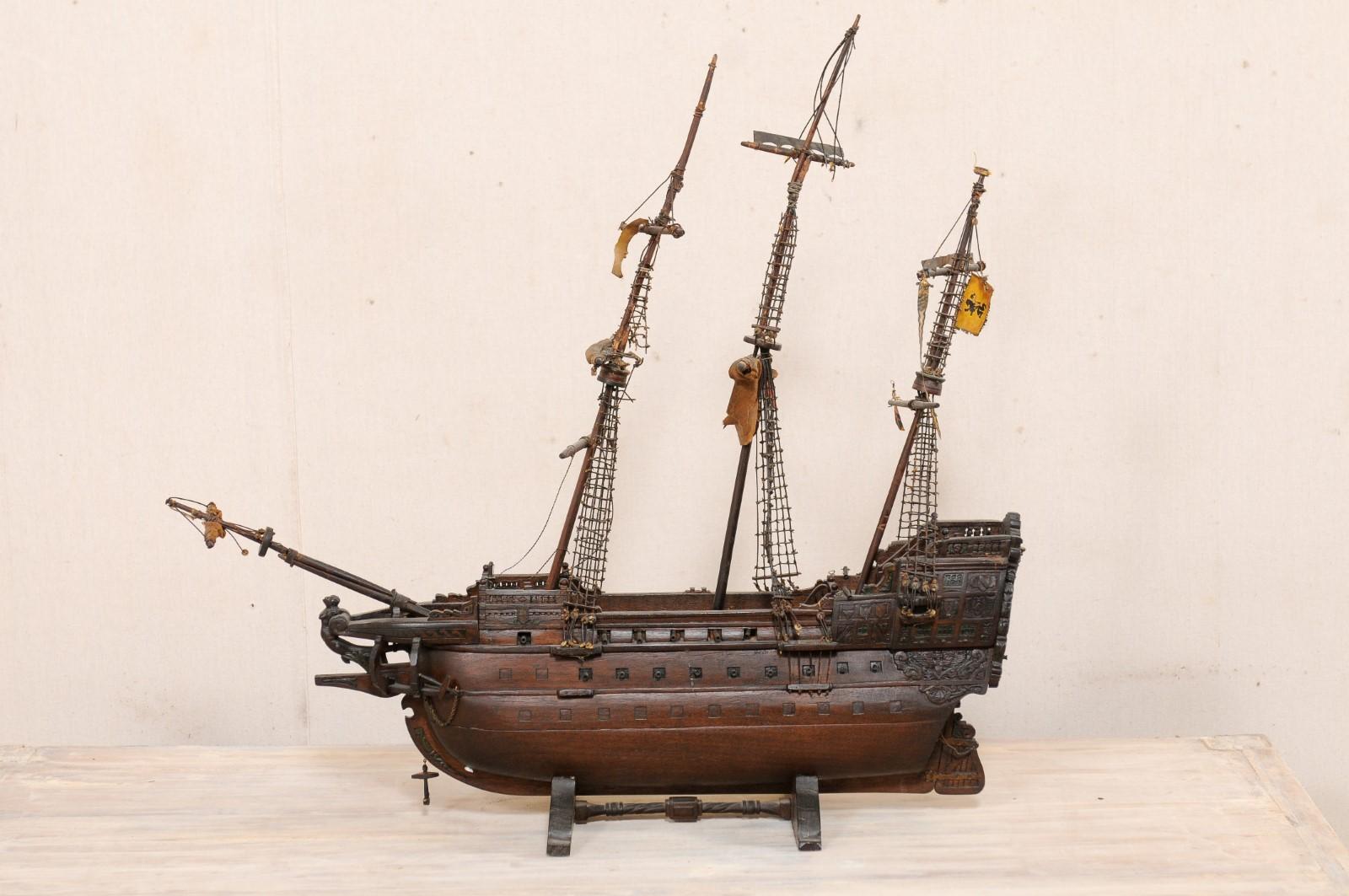 Ein italienisches Holzschiffsmodell einer Galeone aus dem 15./16. Jahrhundert, Anfang bis Mitte des 20. Dieses Dreimastschoner-Modell offenbart bei näherer Betrachtung die Details: das wunderschön geschnitzte Heck und Ruder, die Nixenfigur, die