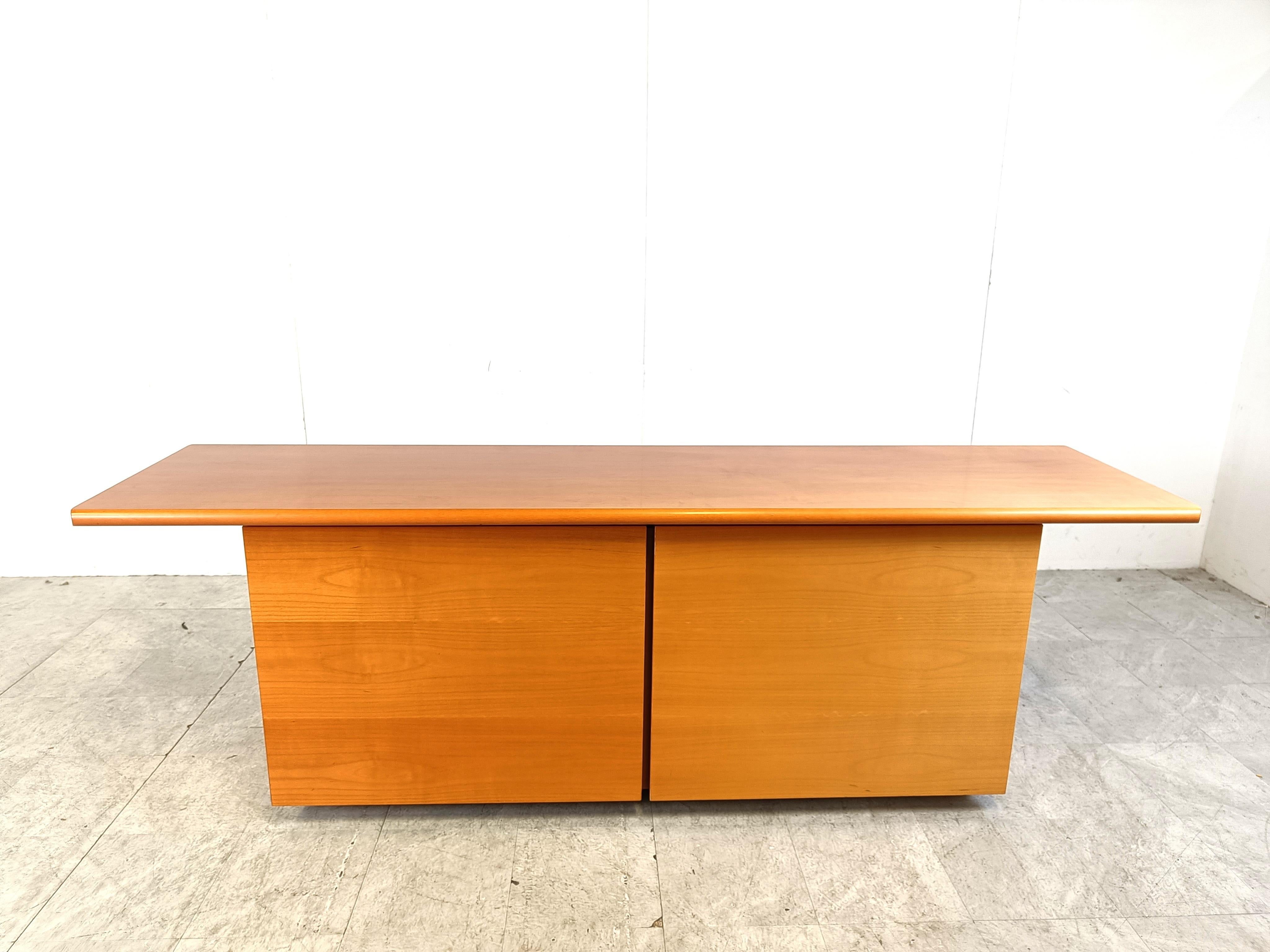 Postmoderne Buffet italien en bois avec portes coulissantes, années 1990 en vente