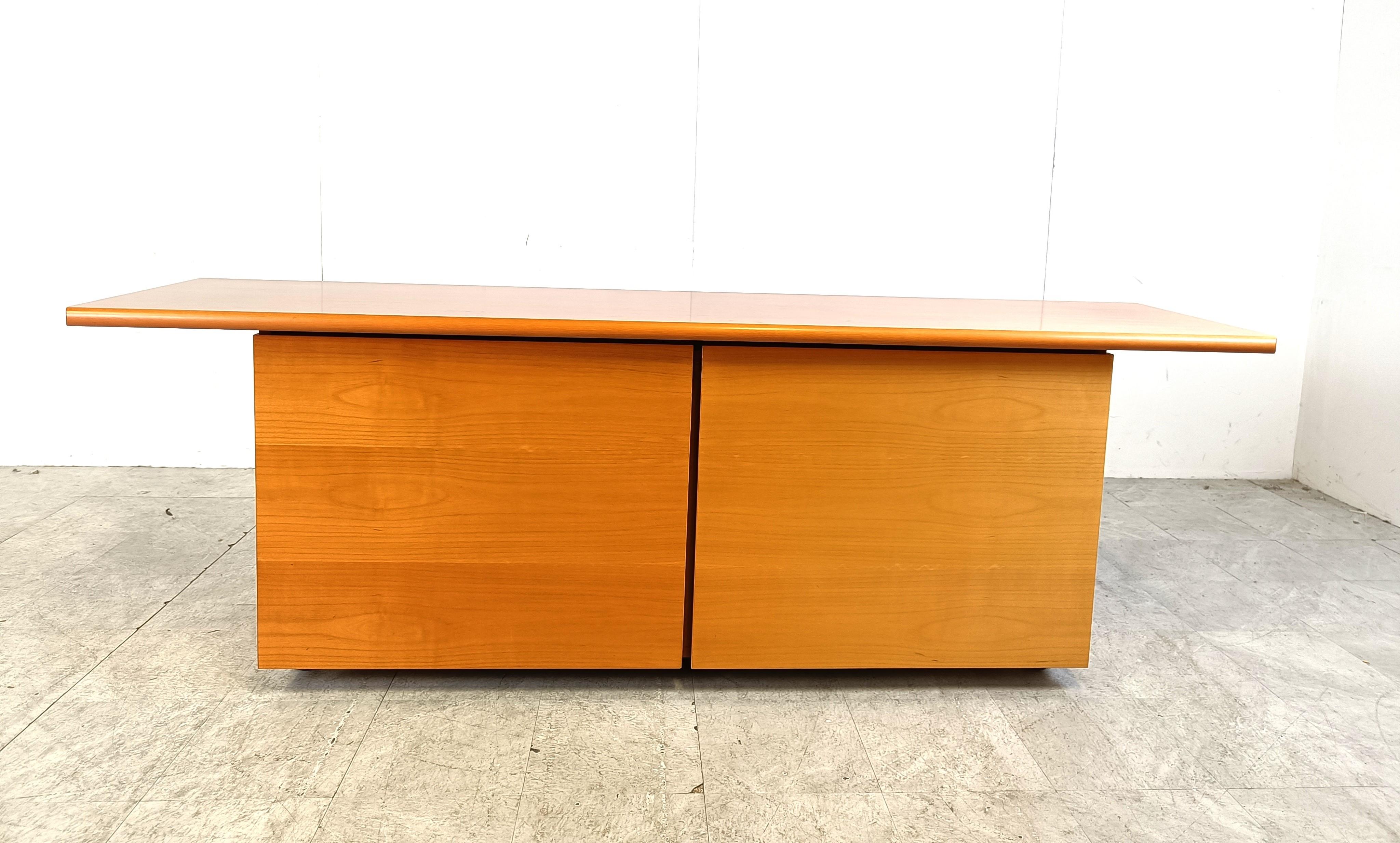 Buffet italien en bois avec portes coulissantes, années 1990 Bon état - En vente à Leuven, Vlaams Gewest