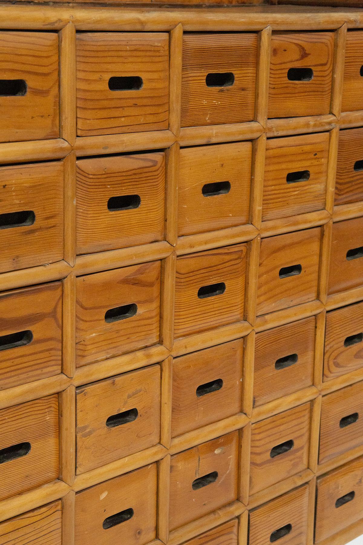 Italienischer Aufbewahrungsschrank aus Holz mit Schubladen im Zustand „Gut“ im Angebot in Milano, IT