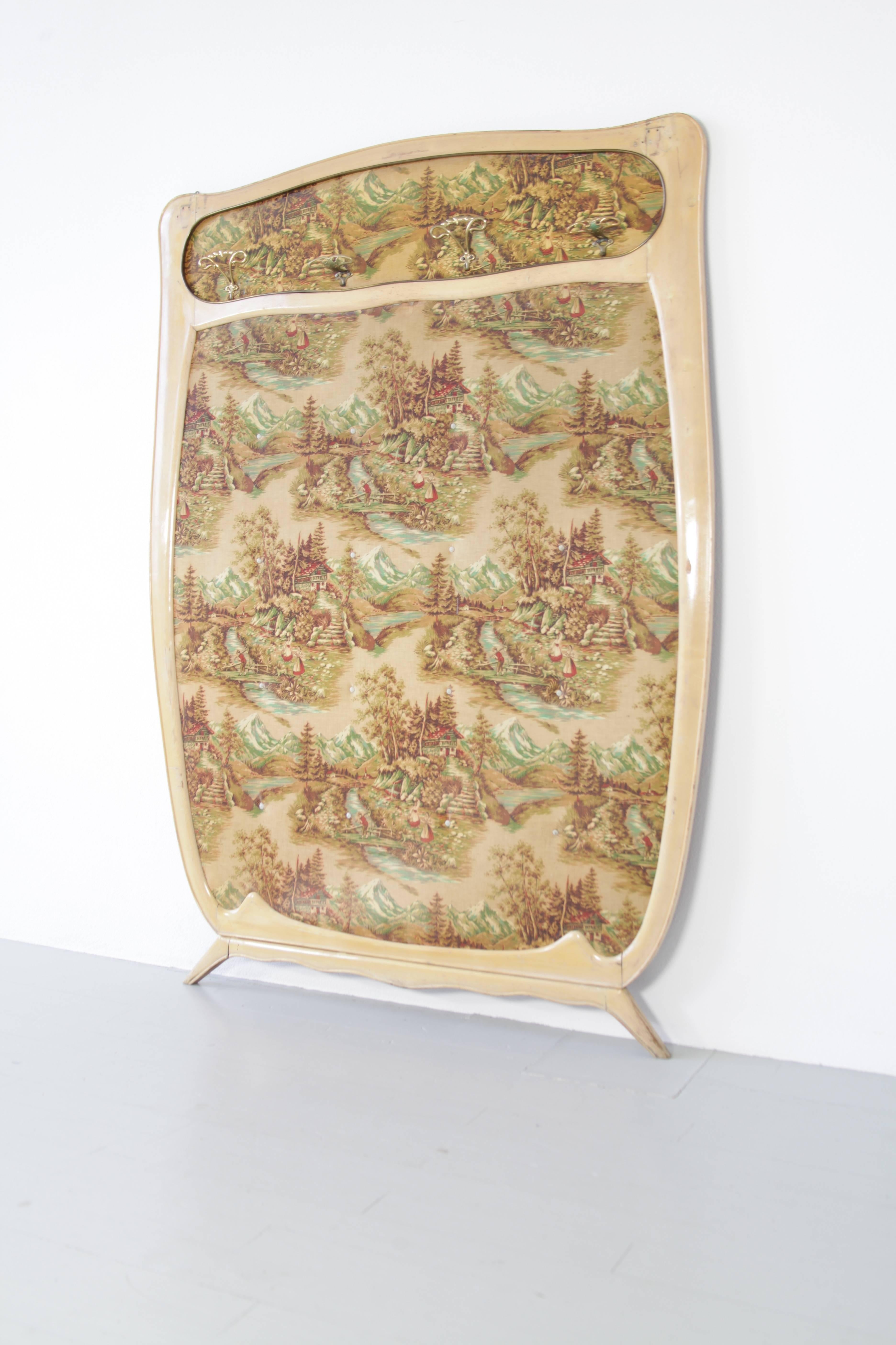 Mid-Century Modern Armoire italienne en bois avec surface arrière en textile à motifs:: années 1950 en vente
