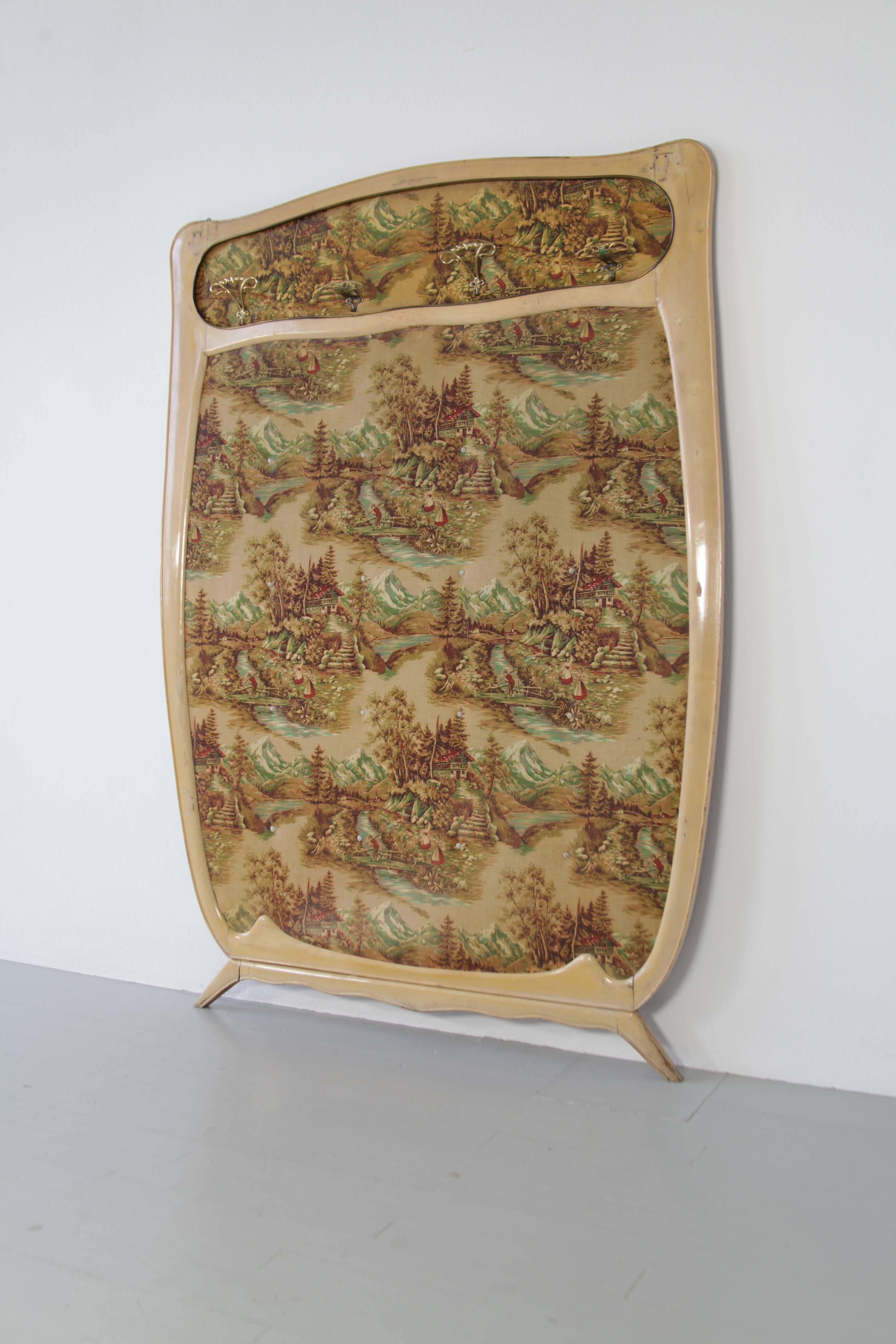 Armoire italienne en bois avec surface arrière en textile à motifs:: années 1950 État moyen - En vente à Wolfurt, AT