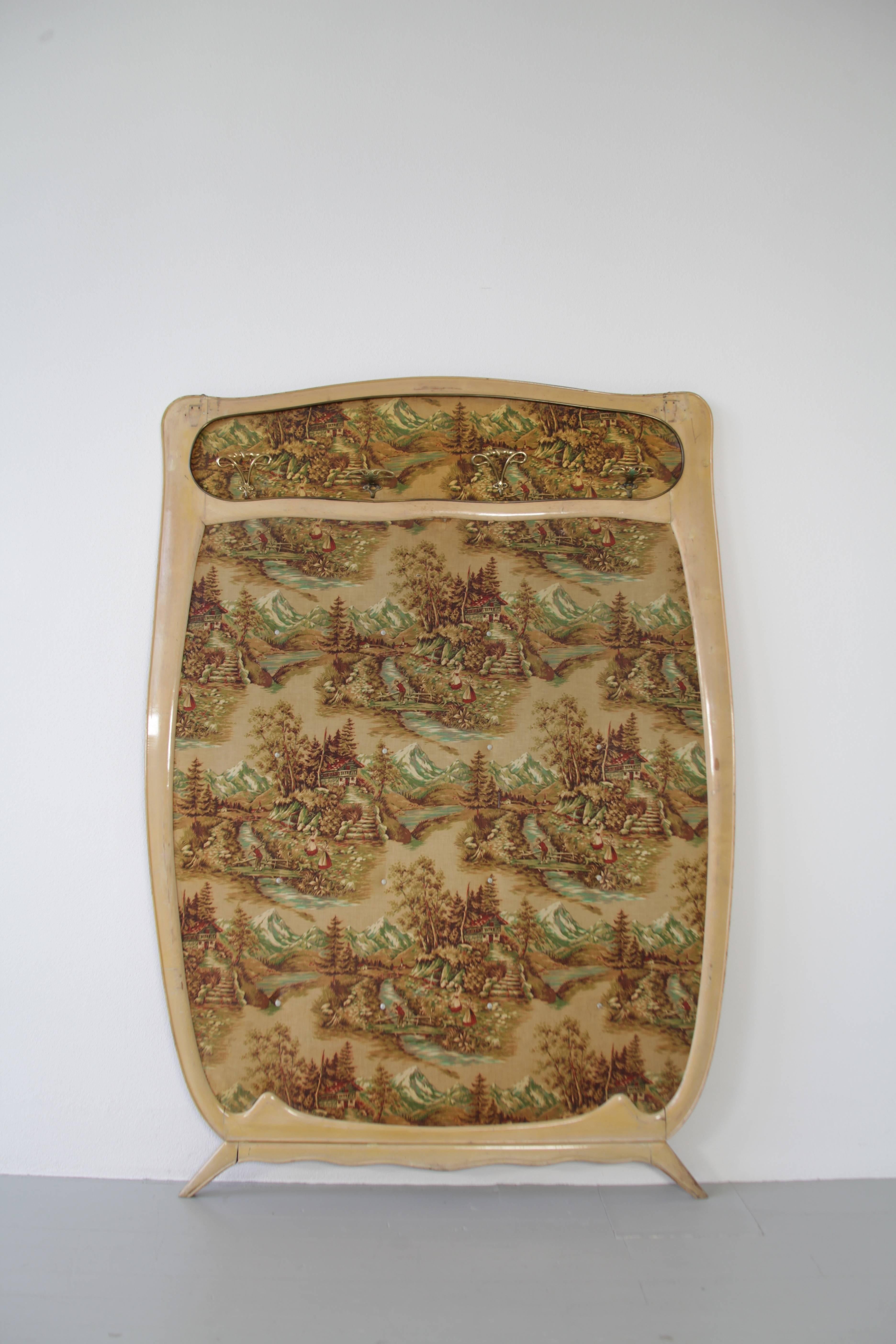 Italienischer Holzkleiderschrank mit Rückwand aus Textil mit Motiven:: 1950er Jahre (Mitte des 20. Jahrhunderts) im Angebot