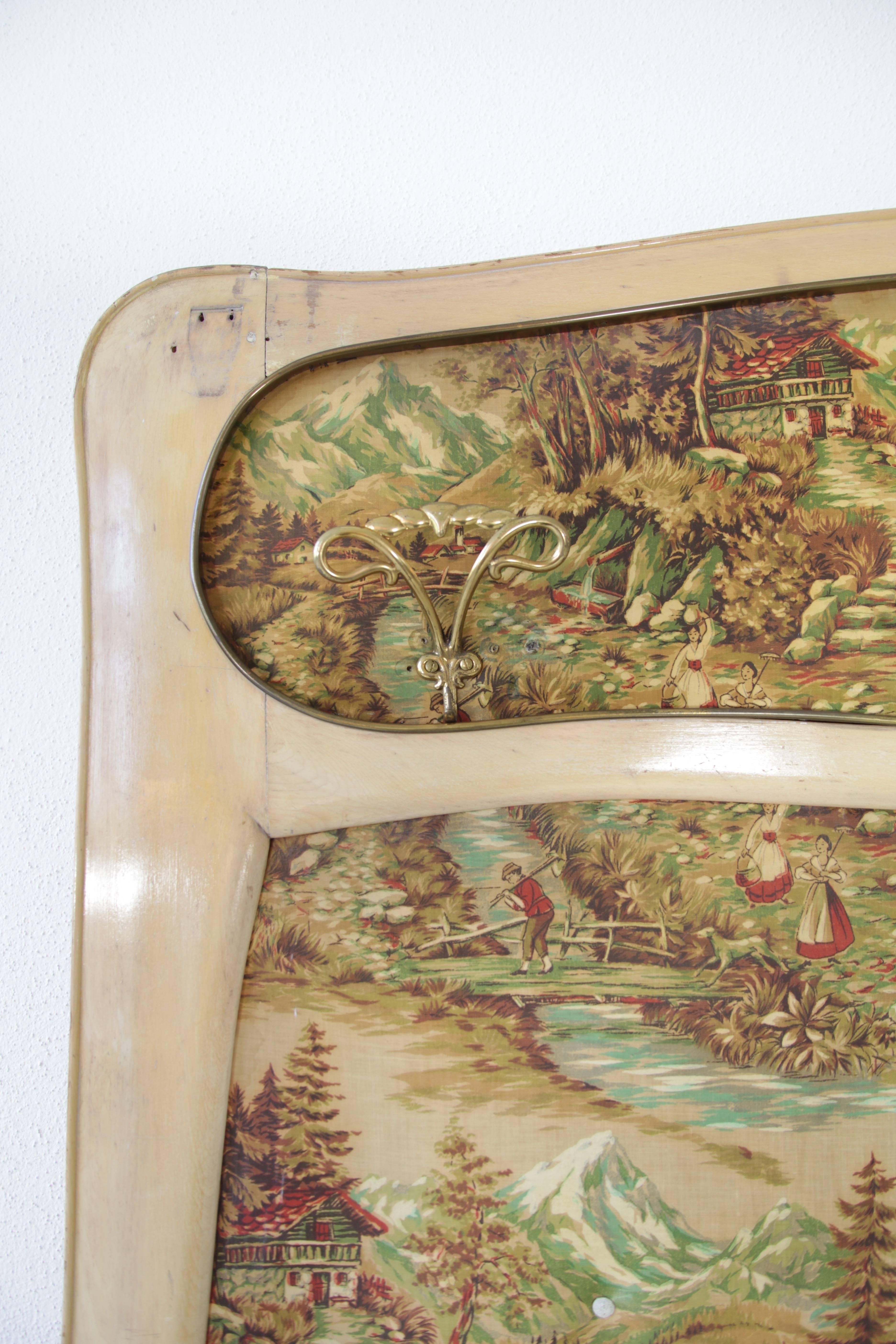 Tissu Armoire italienne en bois avec surface arrière en textile à motifs:: années 1950 en vente