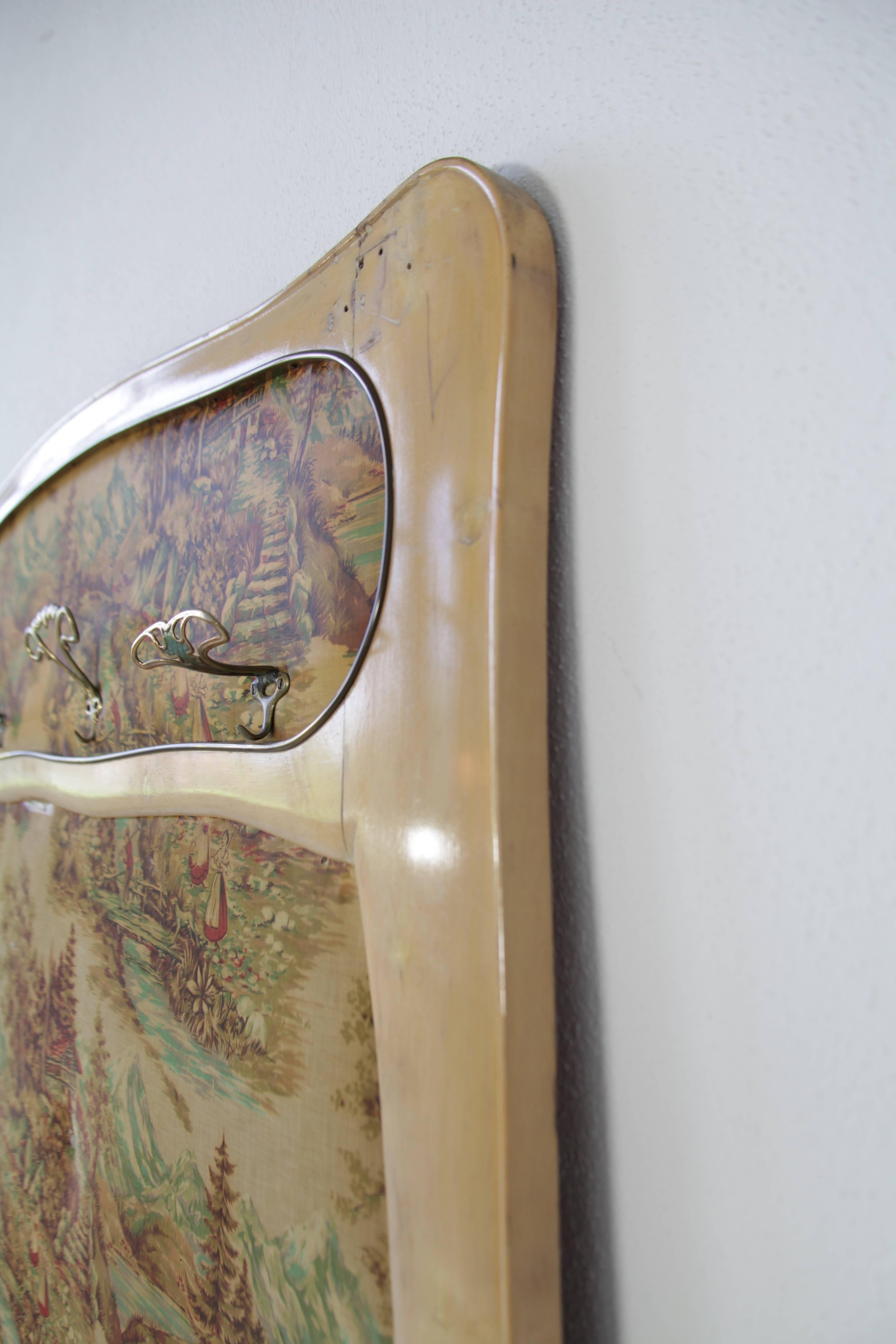 Armoire italienne en bois avec surface arrière en textile à motifs:: années 1950 en vente 2