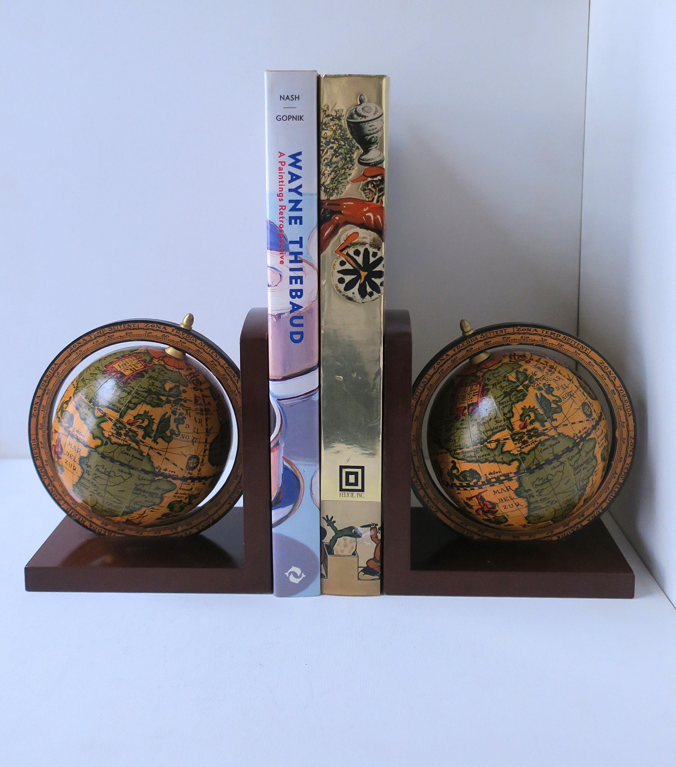 Mid-Century Modern Serre-livres globe terrestre italien, paire en vente