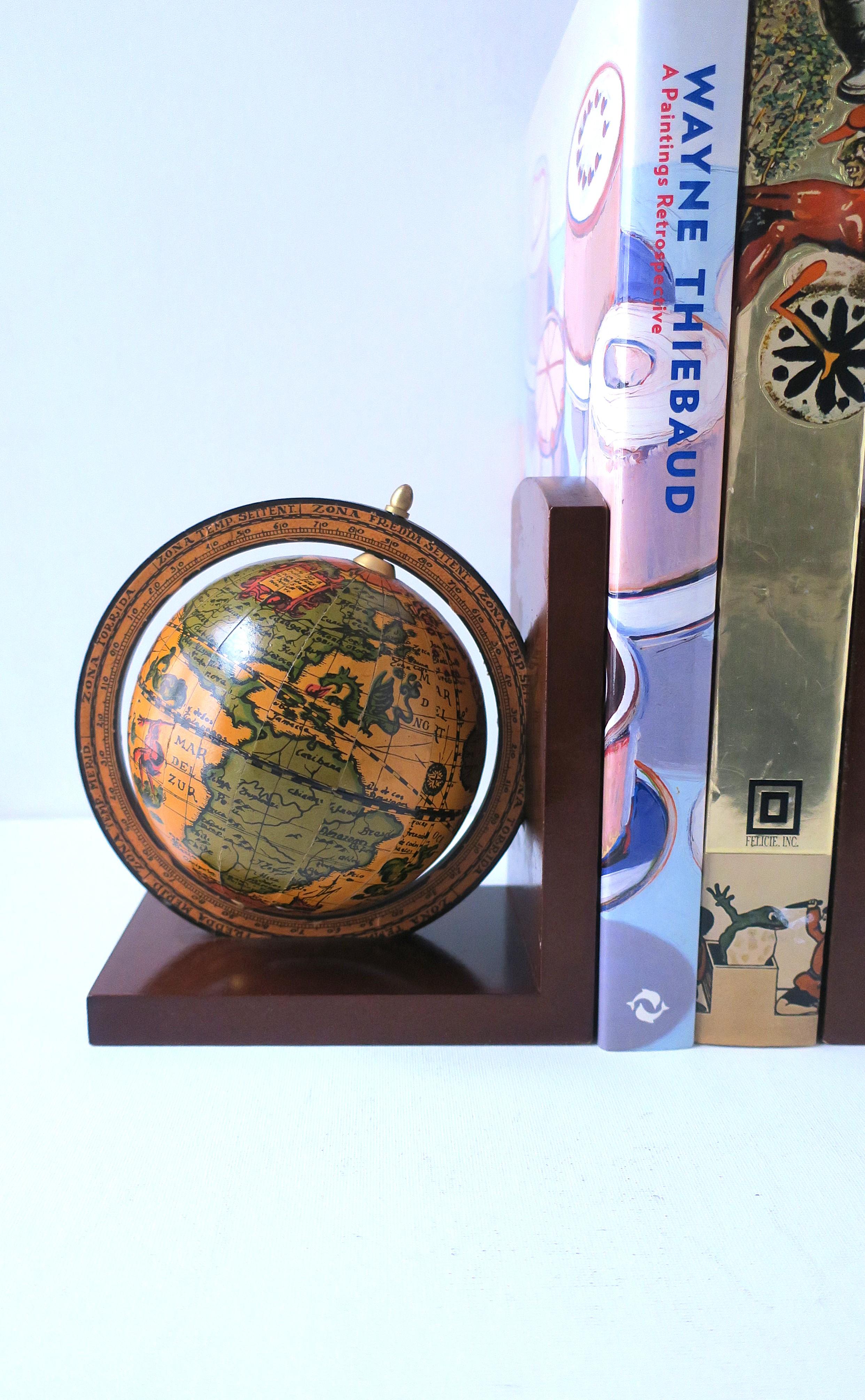 20ième siècle Serre-livres globe terrestre italien, paire en vente