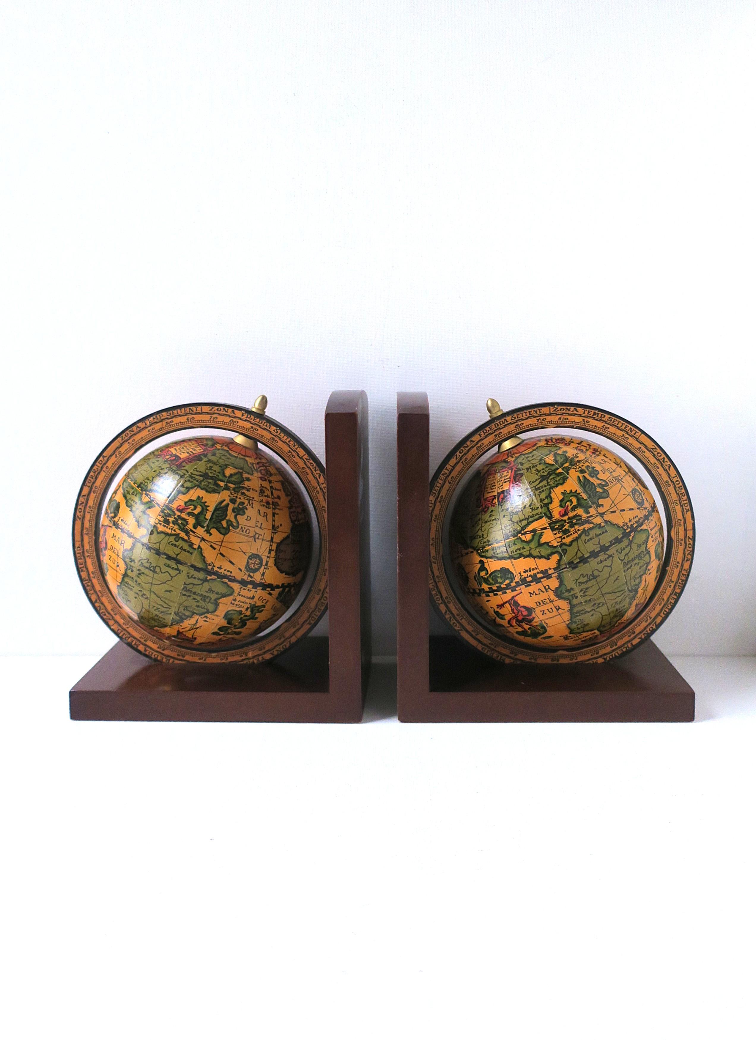 Laiton Serre-livres globe terrestre italien, paire en vente