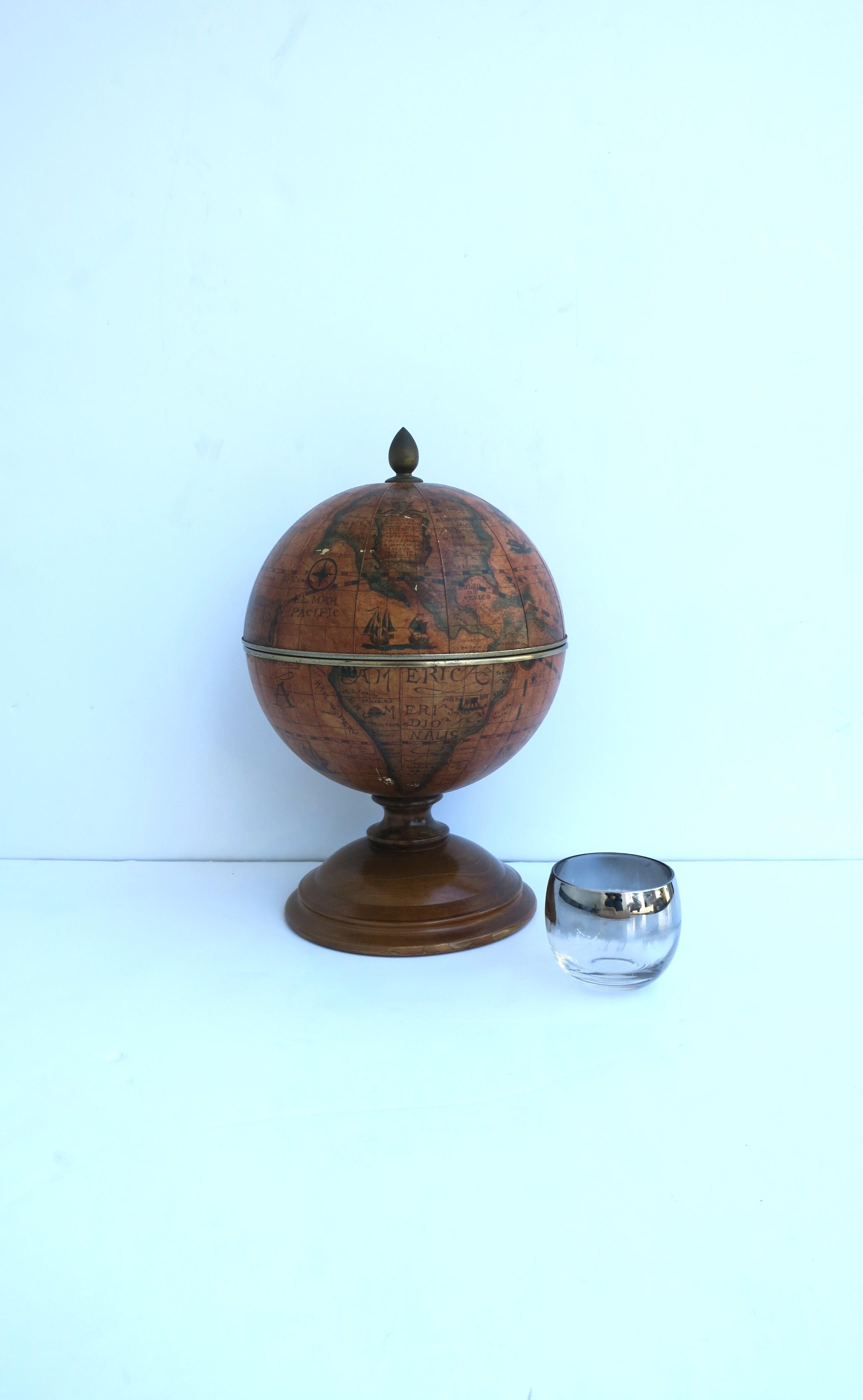 Italian World Globe Ice Bucket In Fair Condition For Sale In New York, NY