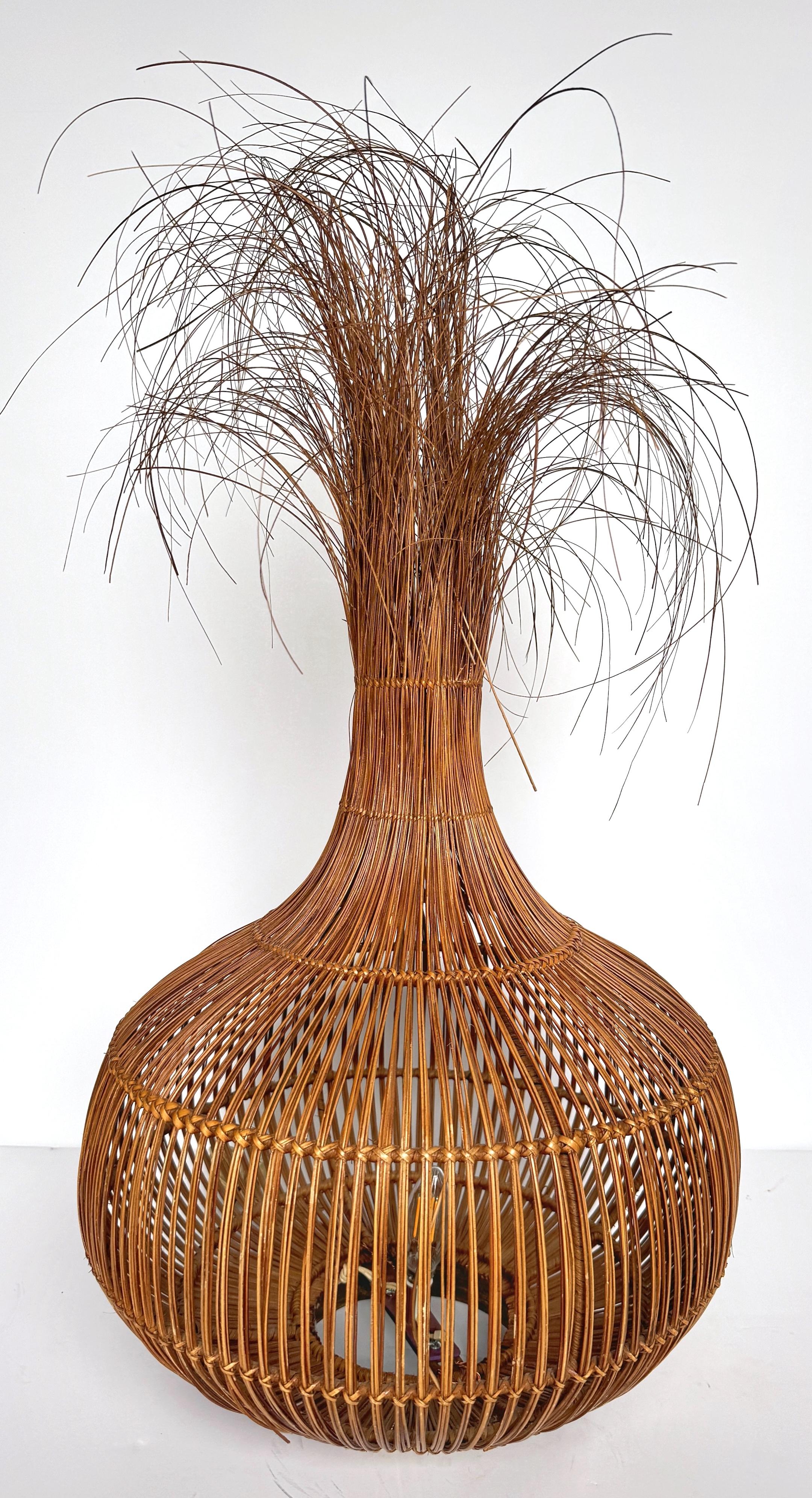 Italienische Tischlampe „Zwiebelgras“ aus gewebtem Rattan und Messing, ca. 1970er Jahre
Eine skurrile italienische Tischlampe aus geflochtenem Rattan und Messing aus den 1970er Jahren. Dieses Vintage-Stück ist 34 Zoll hoch und hat einen Durchmesser