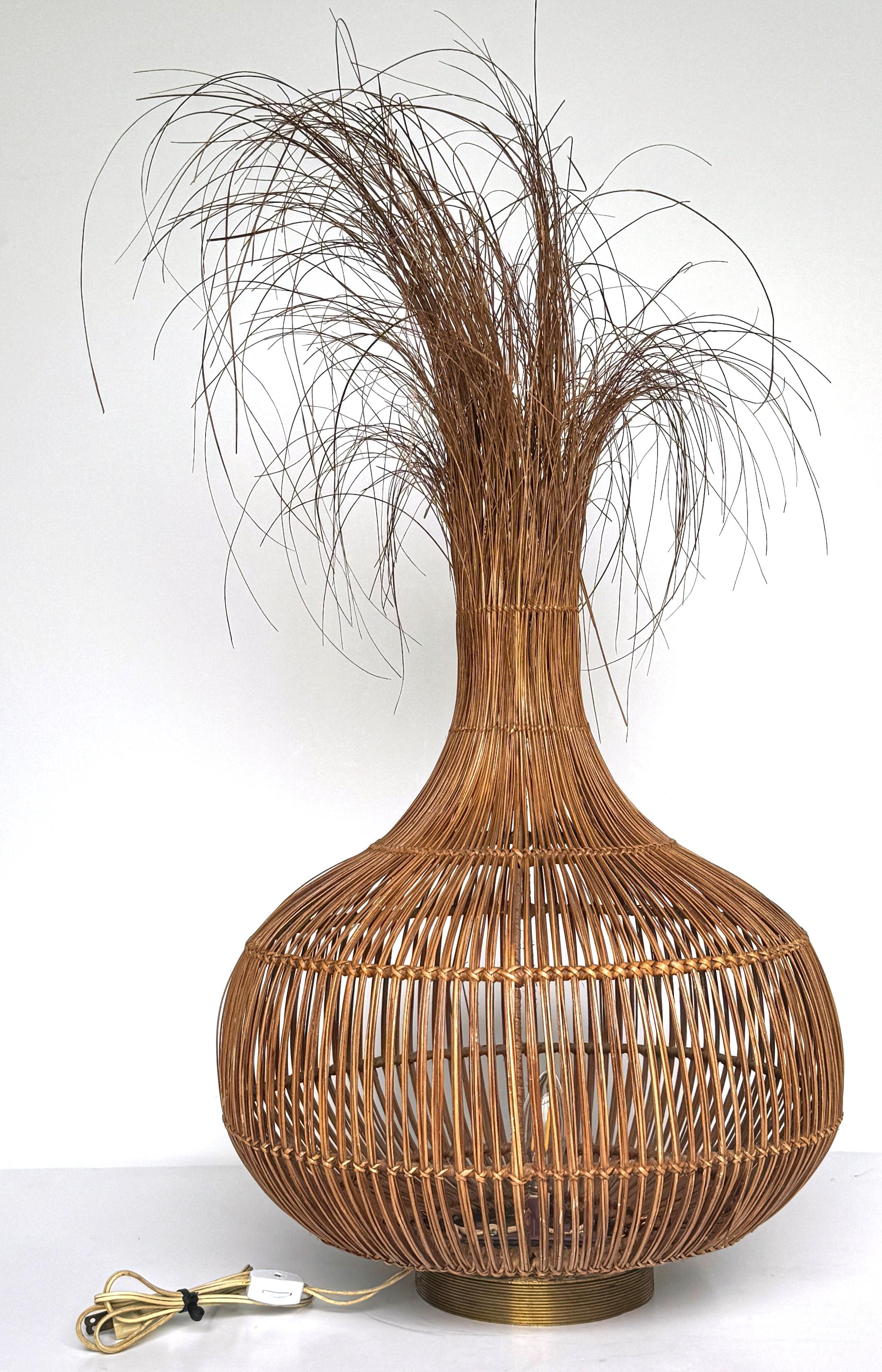 Italienische Tischlampe „Zwiebelgras“ aus gewebtem Rattan und Messing, ca. 1970er Jahre im Zustand „Gut“ im Angebot in West Palm Beach, FL
