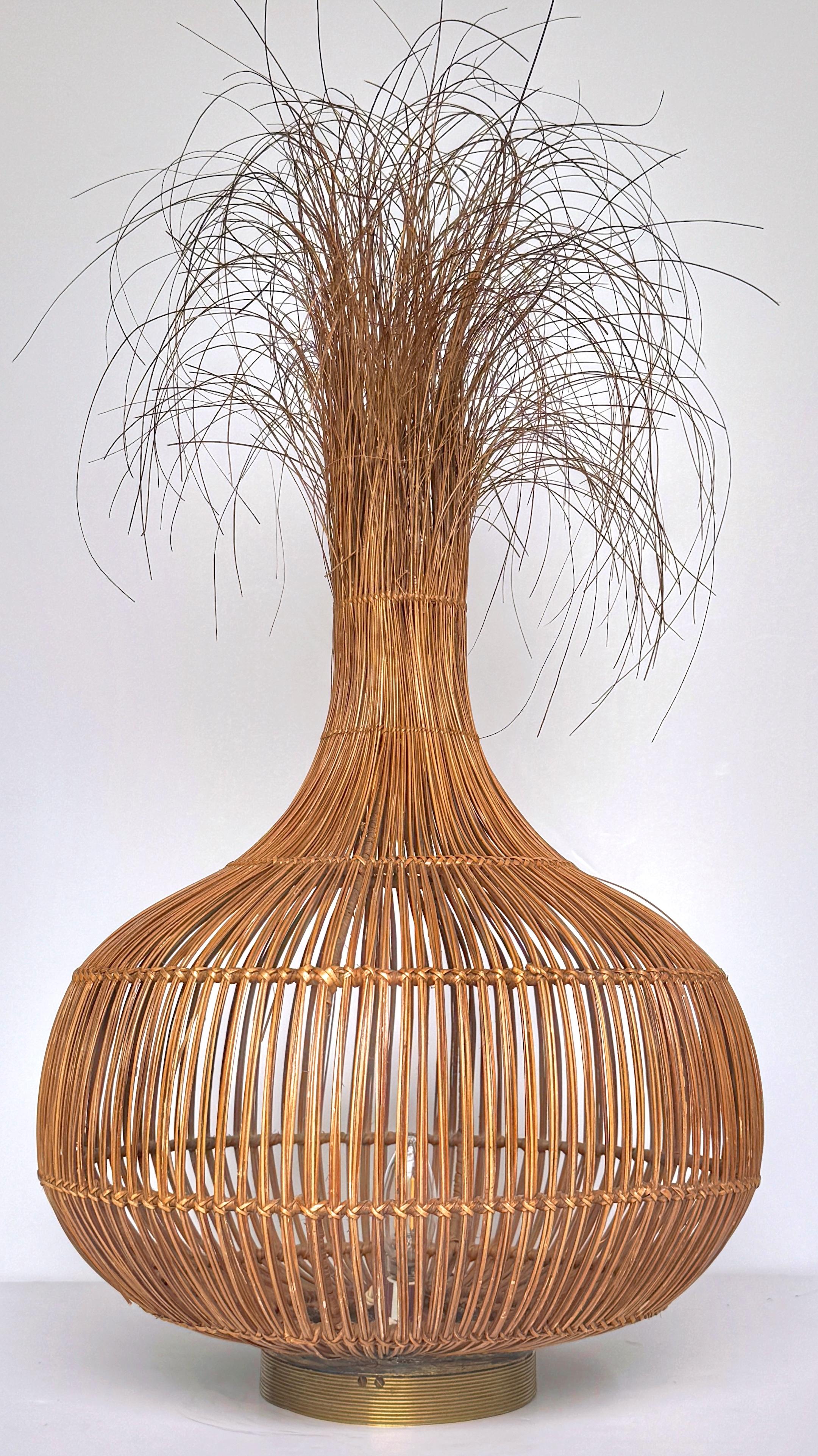 Italienische Tischlampe „Zwiebelgras“ aus gewebtem Rattan und Messing, ca. 1970er Jahre (Metall) im Angebot