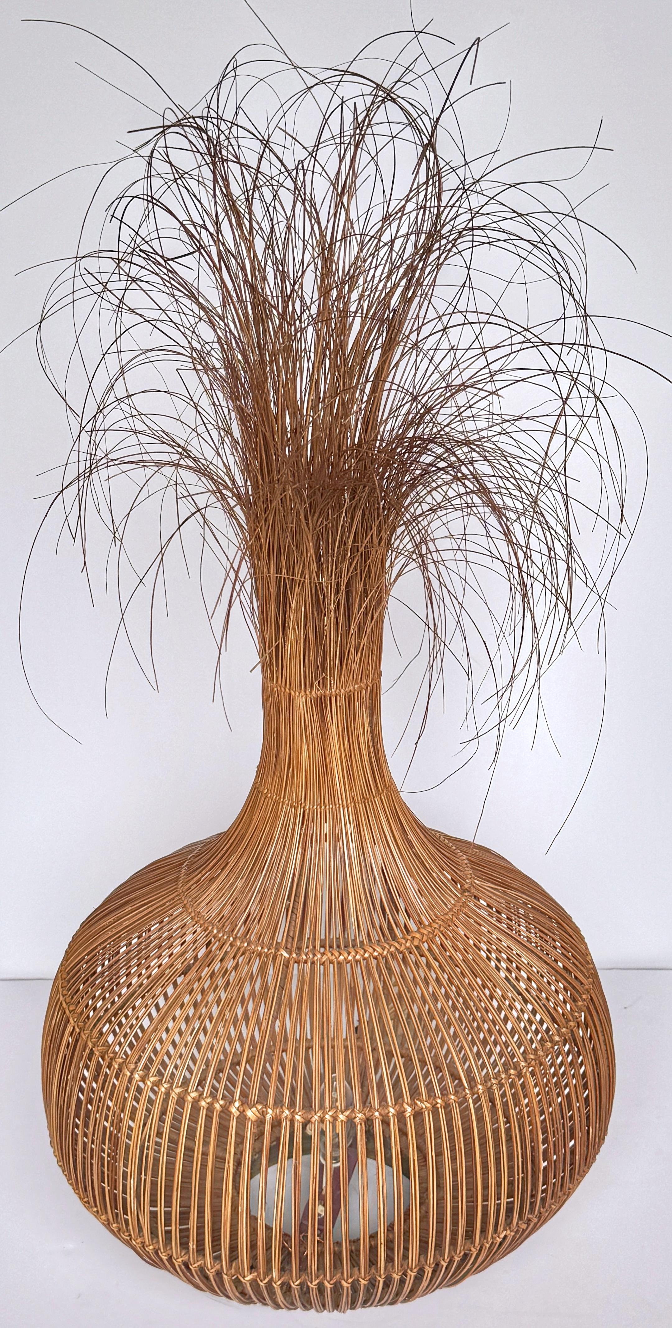 Italienische Tischlampe „Zwiebelgras“ aus gewebtem Rattan und Messing, ca. 1970er Jahre im Angebot 1