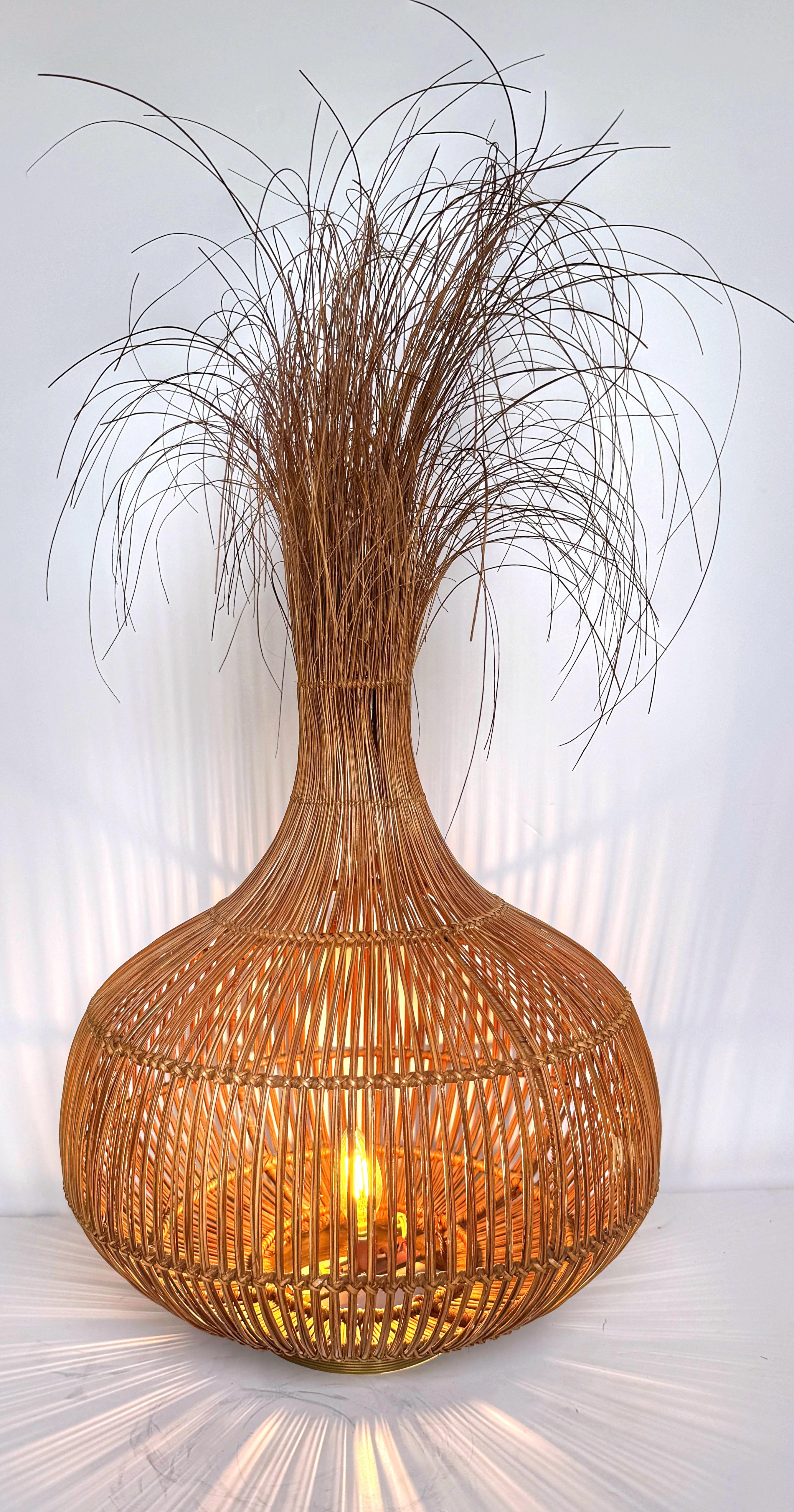 Italienische Tischlampe „Zwiebelgras“ aus gewebtem Rattan und Messing, ca. 1970er Jahre im Angebot 2