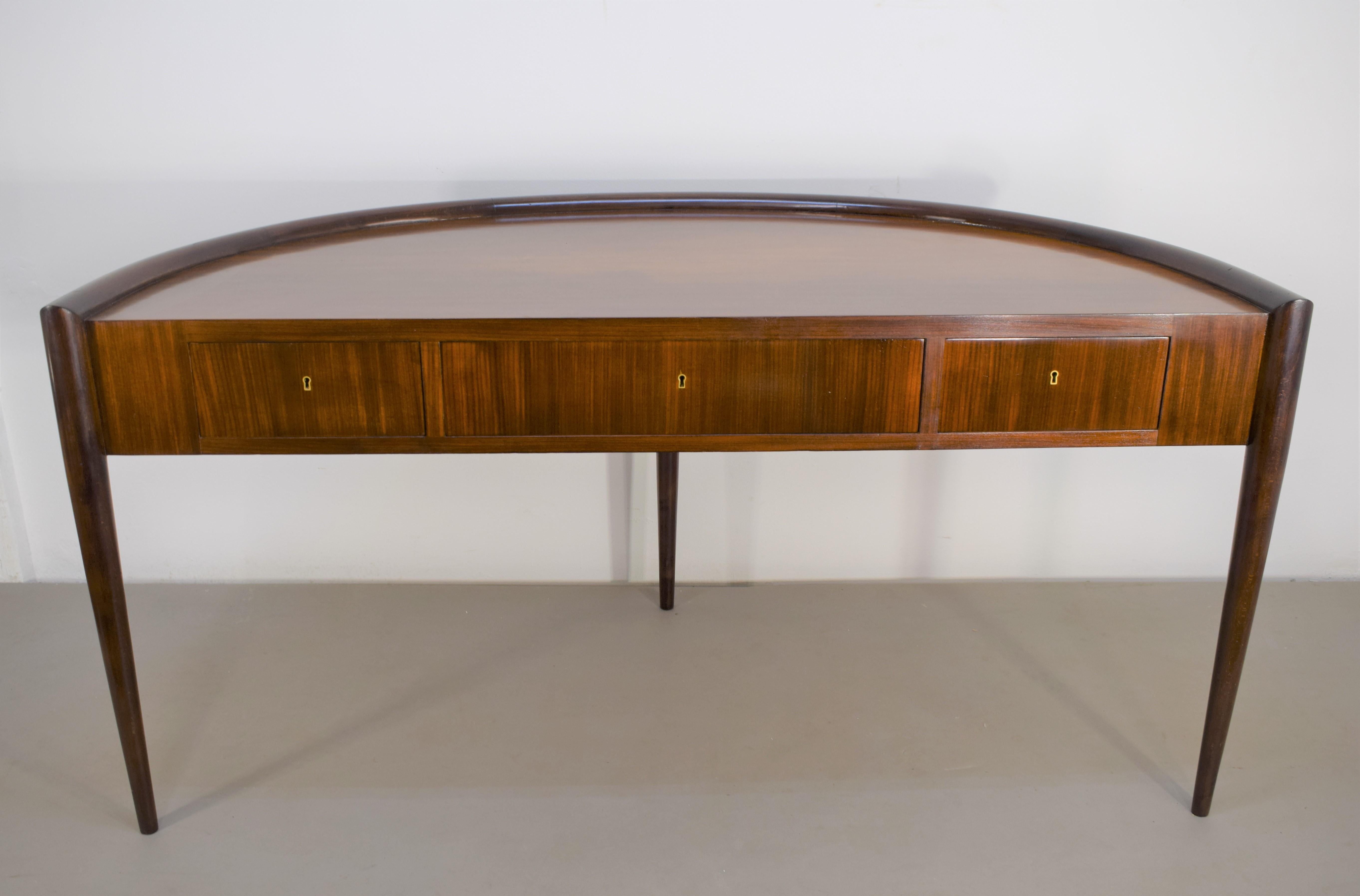 Italian writing desk in mahogany wood, 1960s.
Dimensions: H= 81 cm; W= 164 cm; D= 78 cm.