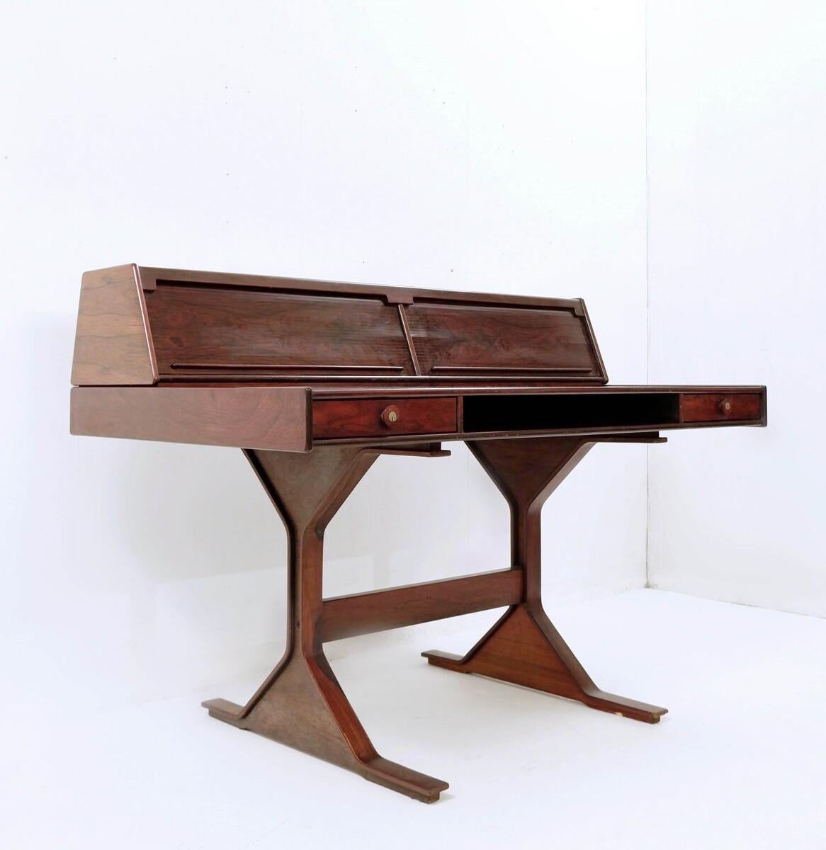 Scrittoio italiano modello 530 di Gianfranco Frattini per Bernini - anni '60
Profondità 79cm - Larghezza 130cm - Altezza 71cm - Altezza totale 94cm
Questa scrivania è una meraviglia versatile, che si adatta perfettamente al centro di una stanza o si