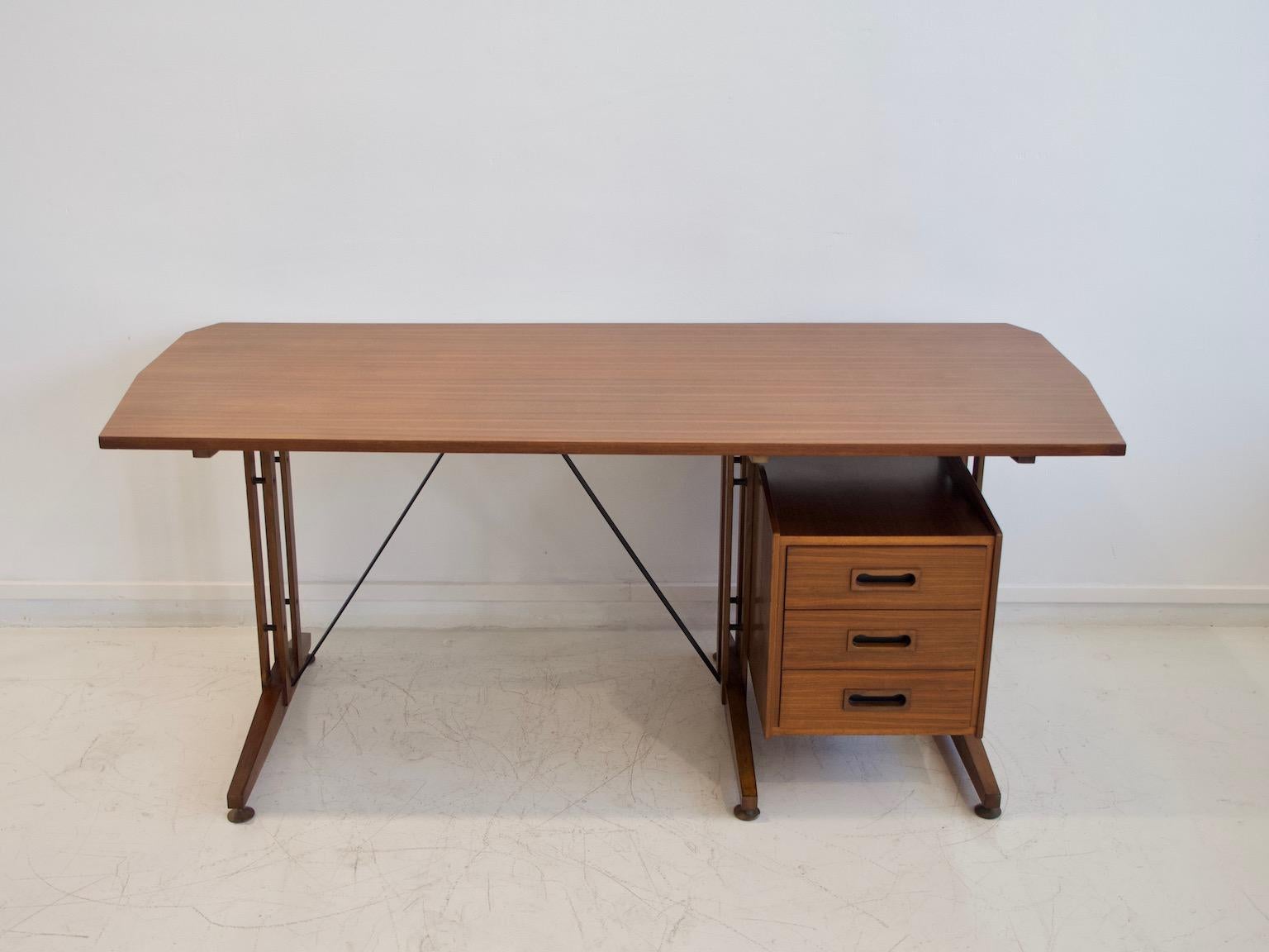 Schreibtisch aus der Mitte der 1960er Jahre, hergestellt in Italien. Teakholz, Messing, lackiertes Metall. Drei Schubladen, Schlüssel nicht enthalten. Die Oberfläche wurde restauriert. Bitte beachten Sie, dass es eine kleine Delle auf der Seite der