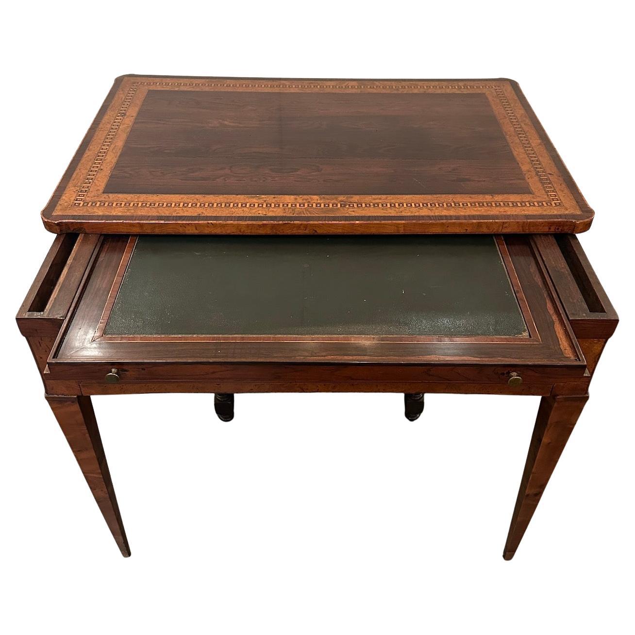 Incrusté Table d'écriture italienne avec plateau coulissant et plateau de bureau coulissant en vente