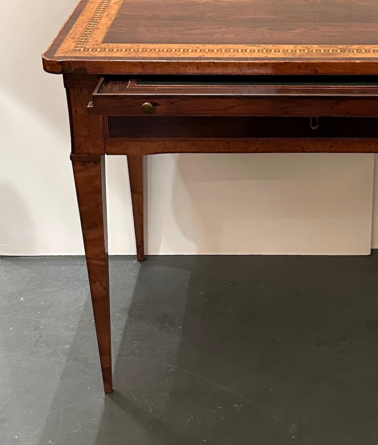 Table d'écriture italienne avec plateau coulissant et plateau de bureau coulissant Bon état - En vente à Los Angeles, CA