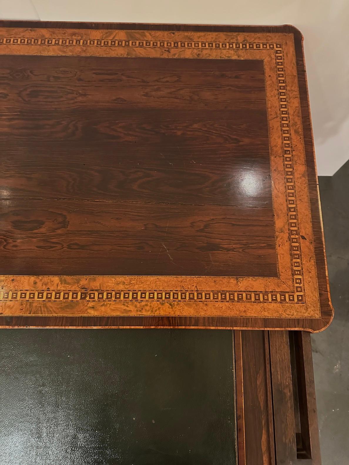 XIXe siècle Table d'écriture italienne avec plateau coulissant et plateau de bureau coulissant en vente