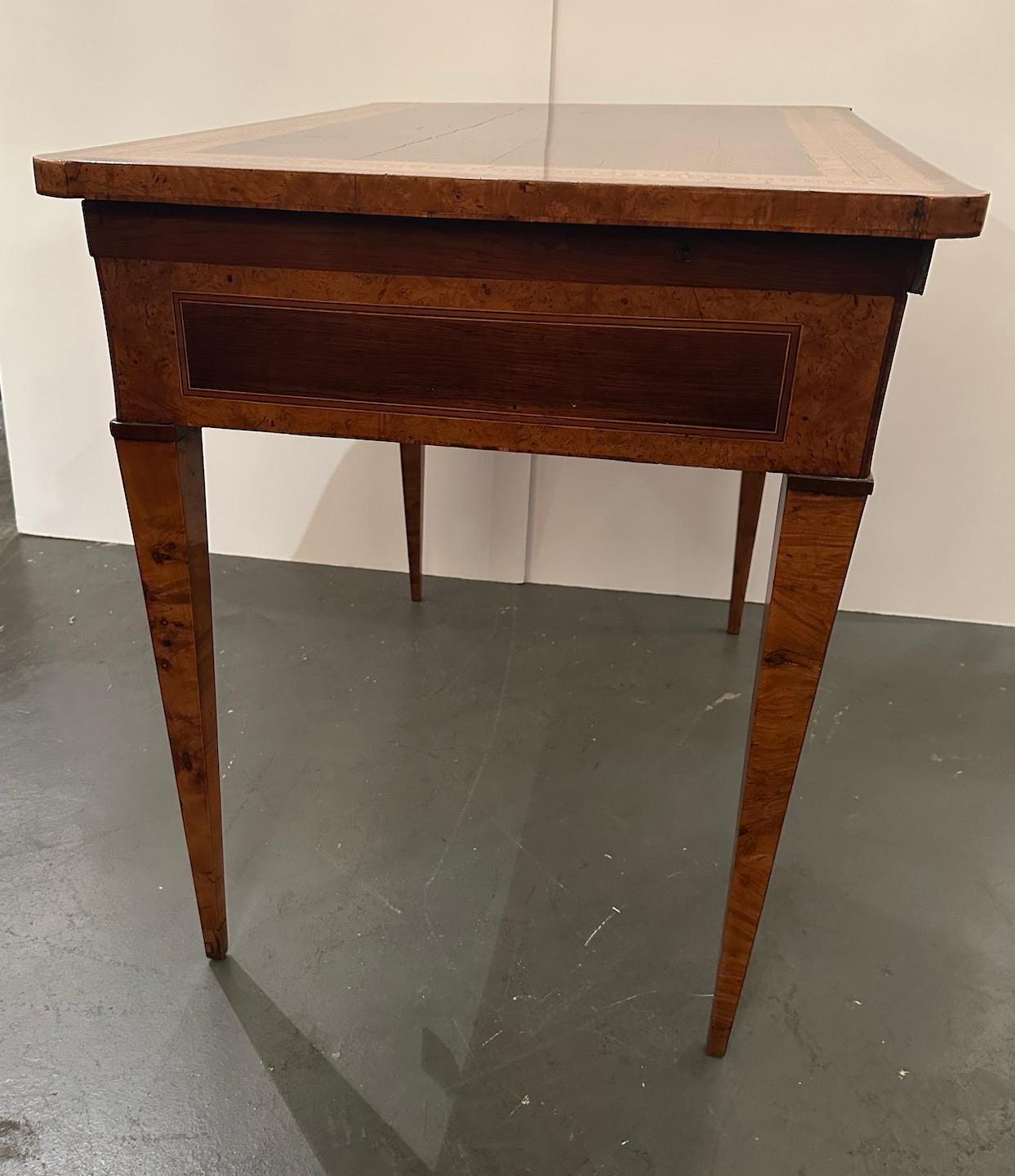 Table d'écriture italienne avec plateau coulissant et plateau de bureau coulissant en vente 1
