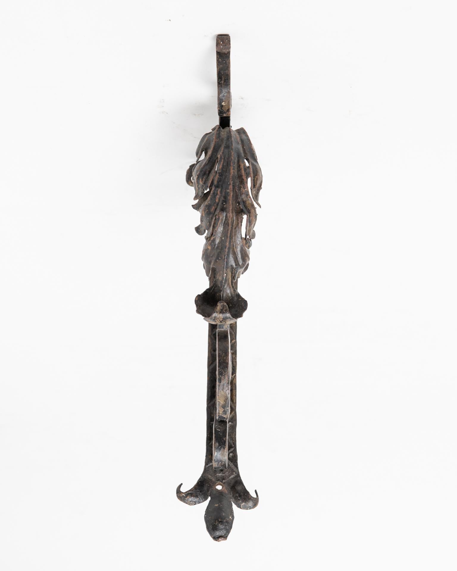 Mensola antica in ferro battuto, elegante e utile da appendere alla parete: per appendere una lanterna, un vaso di fiori, una campana.

rif. n. 36.