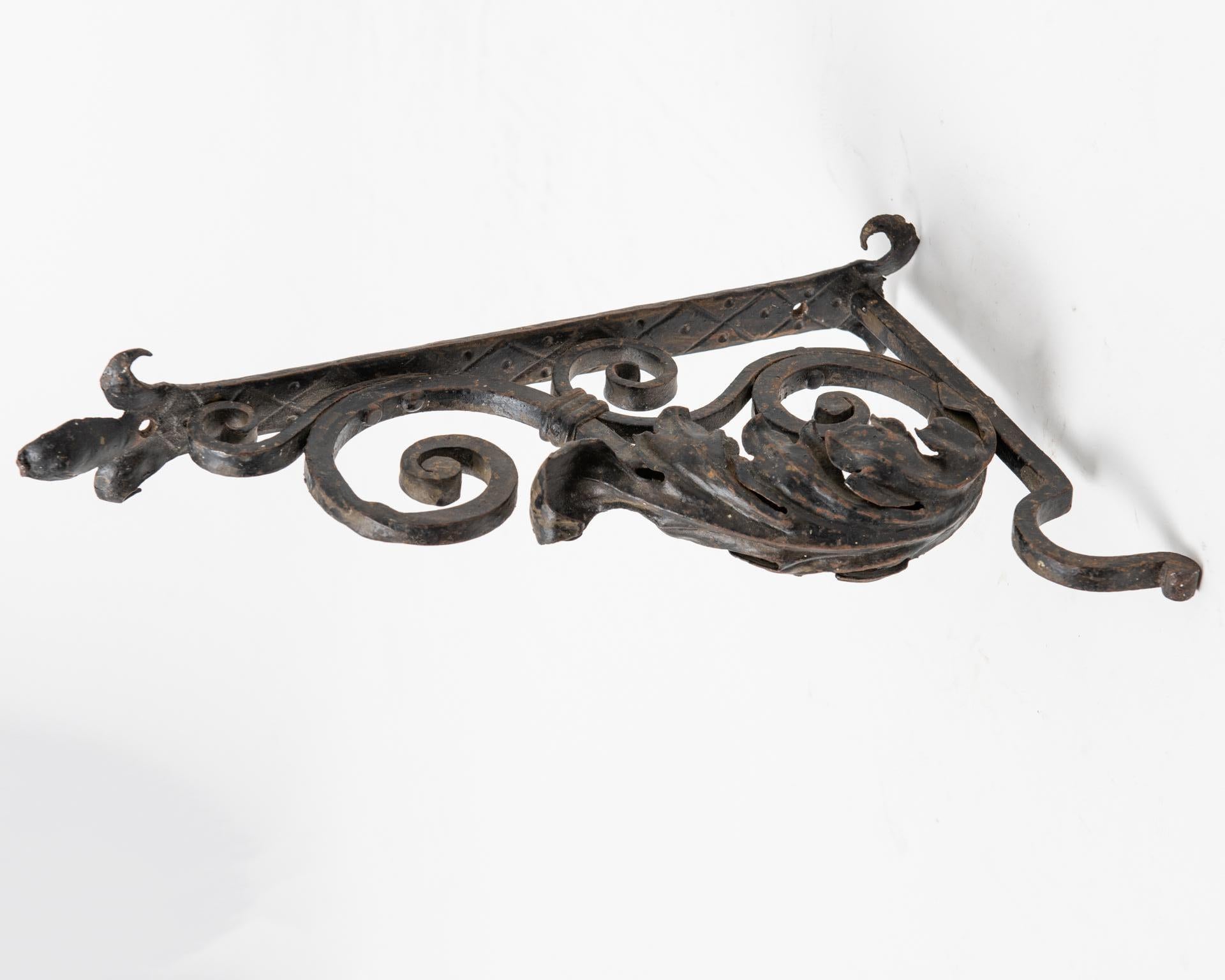 Arts and Crafts Scaffale antico in ferro battuto italiano in vendita