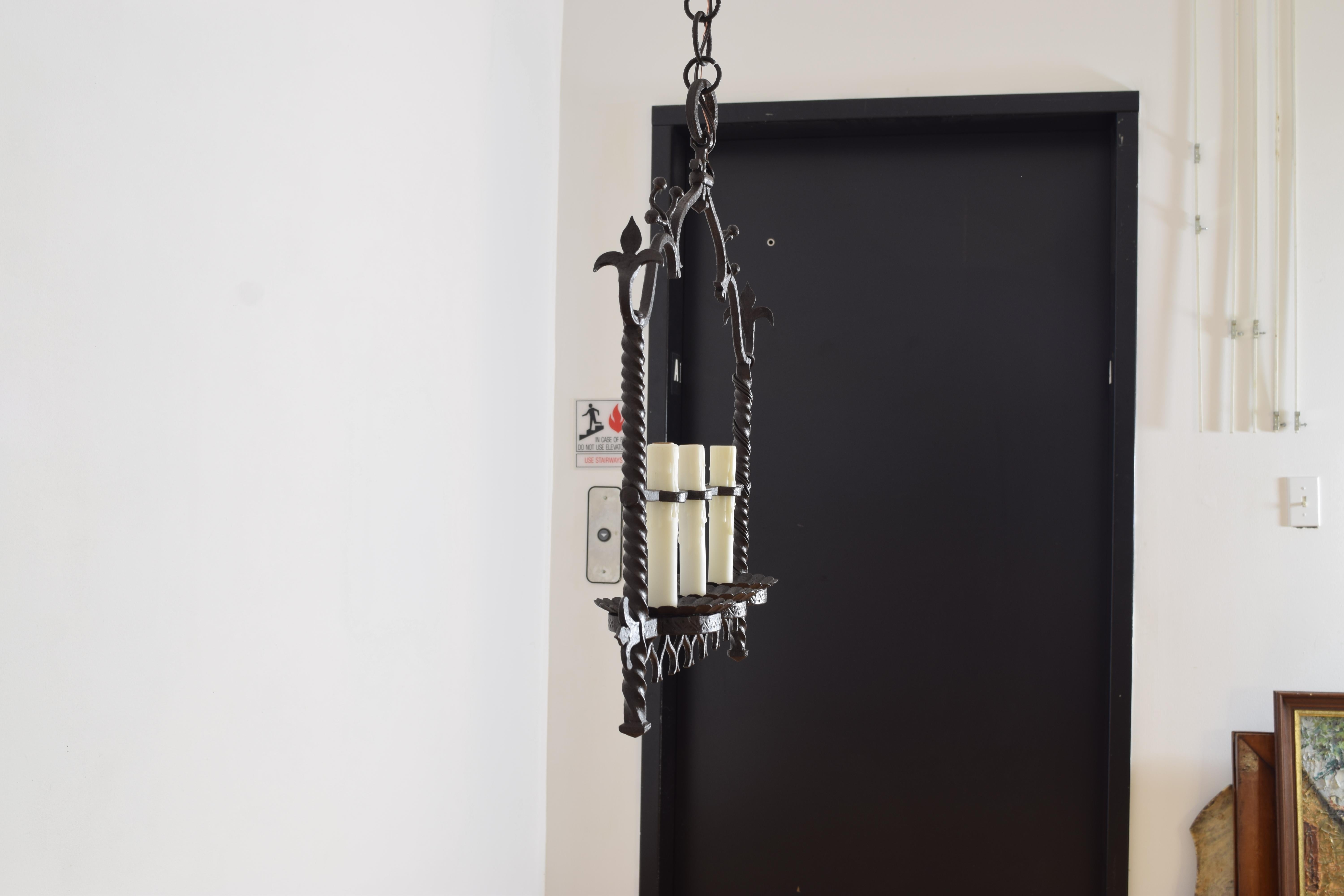 Araña horizontal italiana de 3 luces de hierro forjado, 1er cuarto del siglo XX Italiano en venta