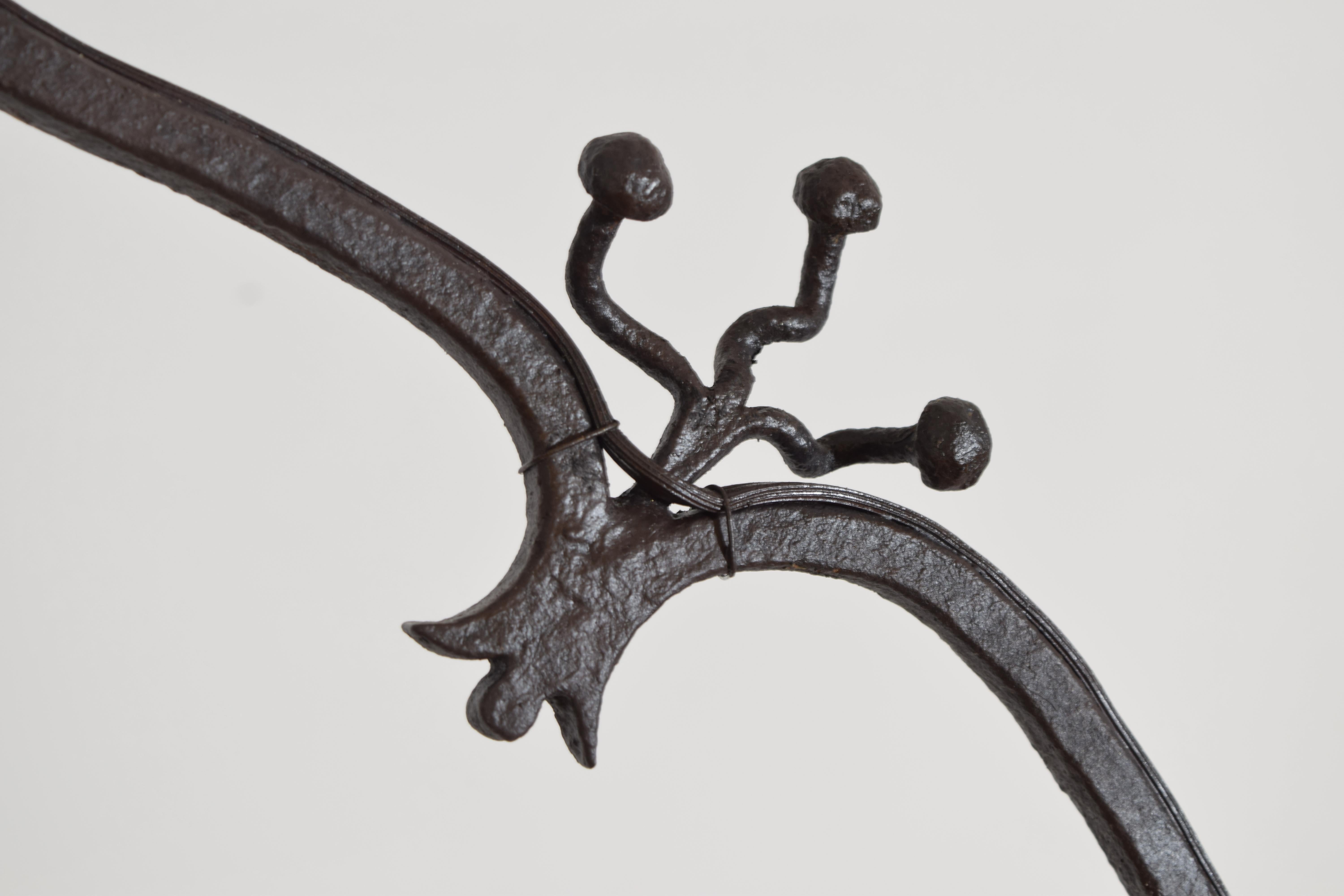 Araña horizontal italiana de 3 luces de hierro forjado, 1er cuarto del siglo XX Hierro forjado en venta