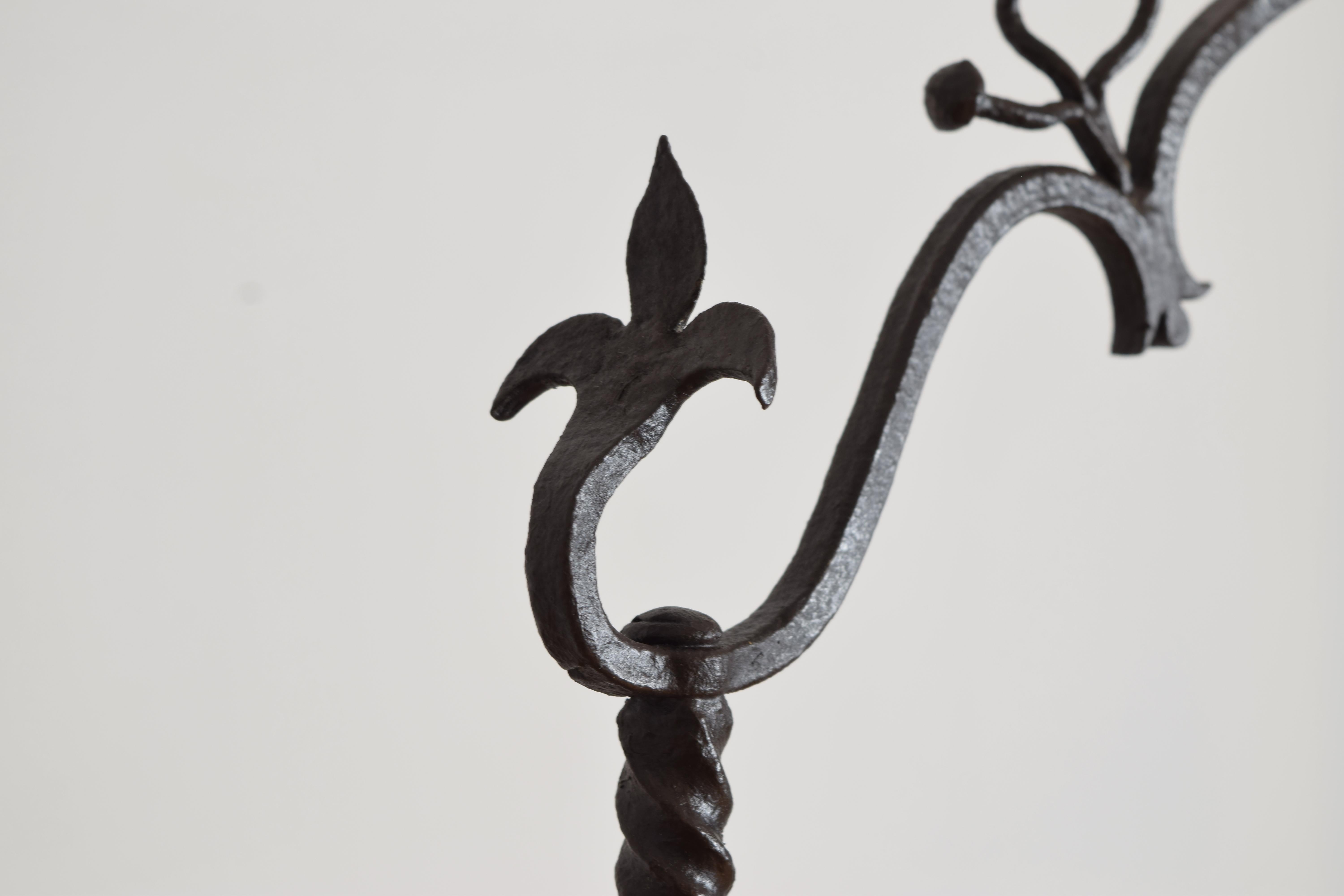 Araña horizontal italiana de 3 luces de hierro forjado, 1er cuarto del siglo XX en venta 1