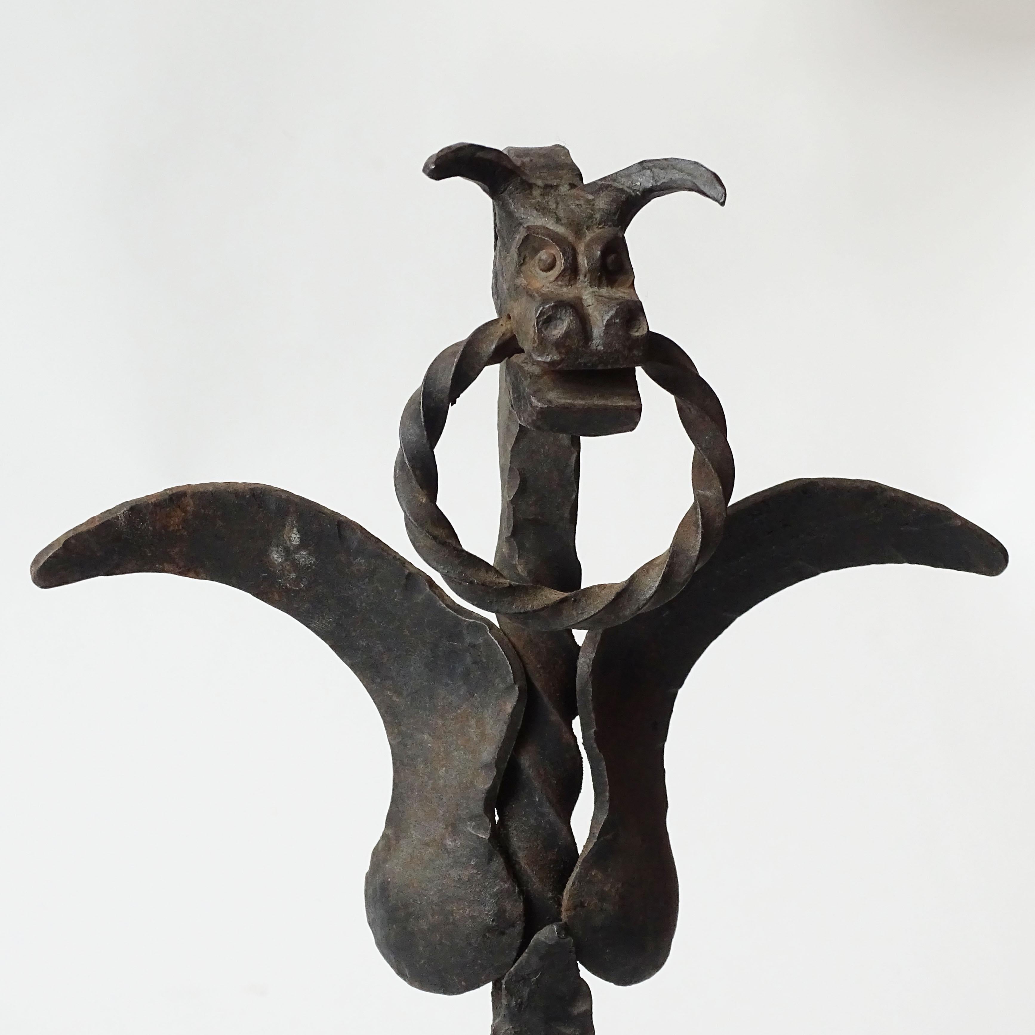 Italienischer schmiedeeiserner Drachen Andirons, 1920er Jahre
Schöne Handwerkskunst.