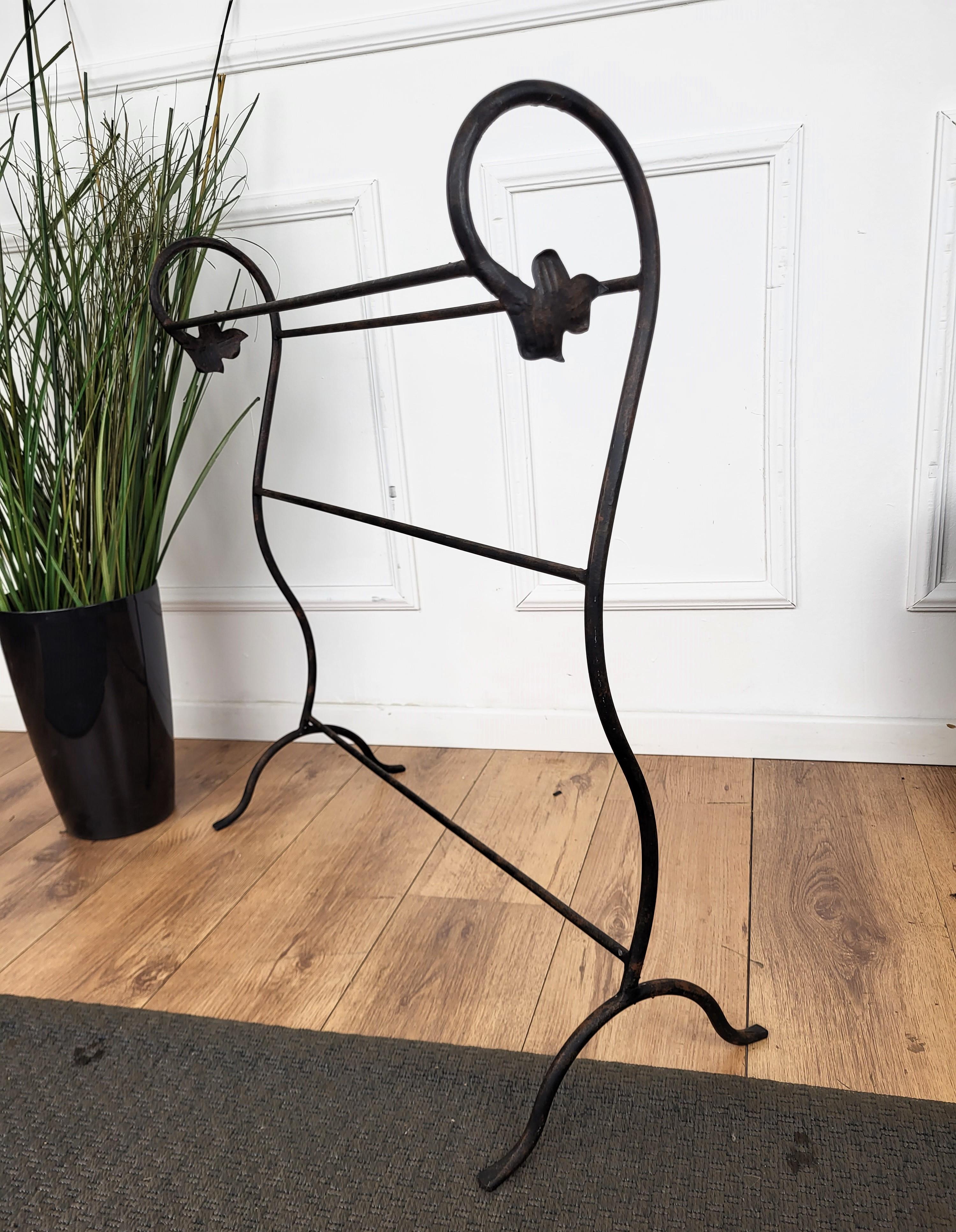 Italian Wrought Iron Towel Rack Rail with Curved Leaf Decor Legs In Good Condition For Sale In Carimate, Como